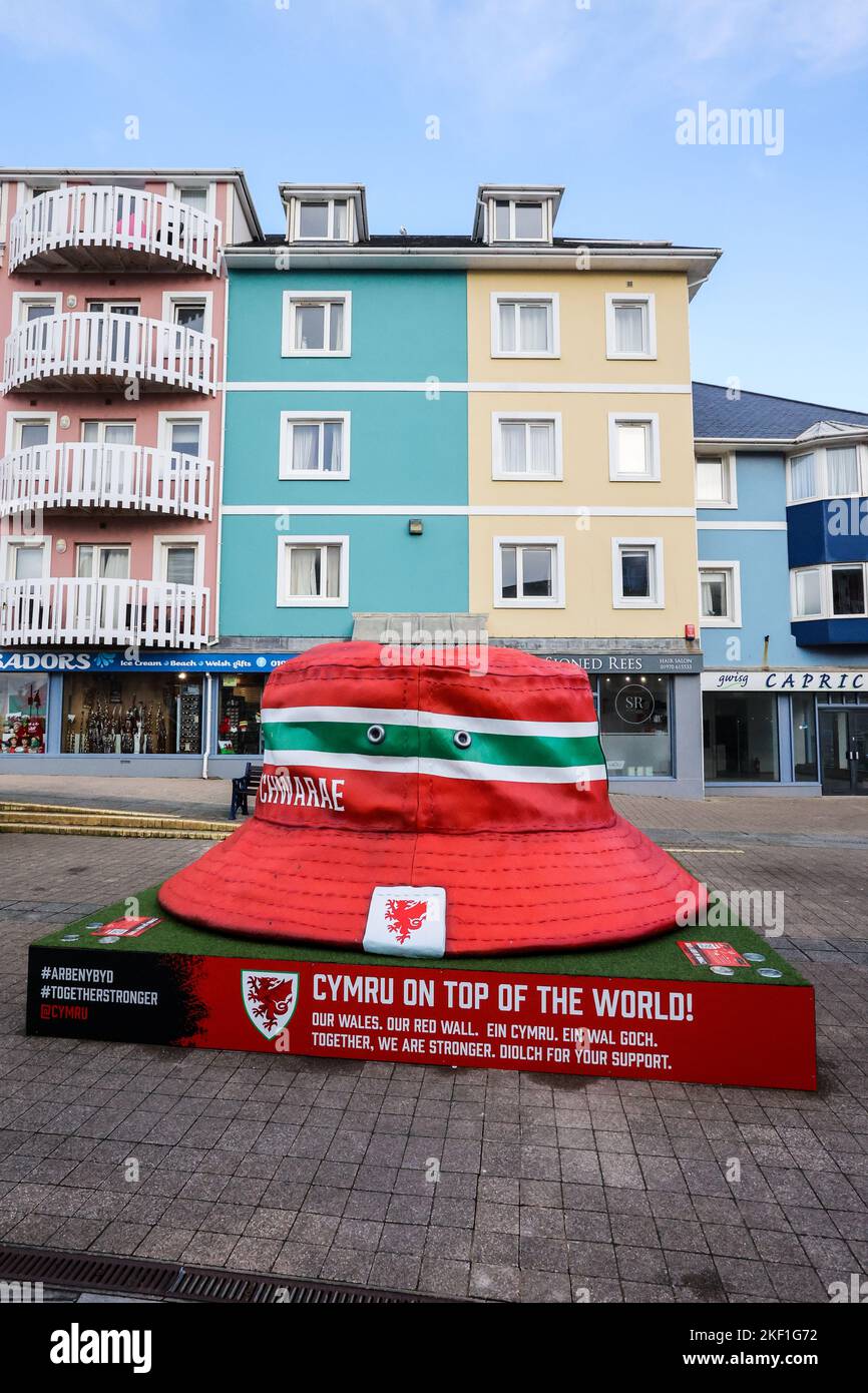 Aberystwyth, pays de Galles, Royaume-Uni. 15th novembre 2022. Giant iconic Welsh football fans baquet structure de chapeau, Aberystwyth, pays de Galles, Royaume-Uni. Grand, dix pieds par dix pieds, installation artistique, exposé au centre d'Aberystwyth le chapeau de seau est devenu un symbole des fans de l'équipe de football du pays de Galles. La statue a été érigée, il y en a cinq dans les villes galloises, pour célébrer le côté national des hommes du pays de Galles atteignant les finales de la coupe du monde pour la première fois depuis 1958, une période de 64 ans depuis qu'ils ont joué pour la dernière fois dans la coupe du monde. Crédit : Paul Quayle/Alamy Live News Banque D'Images