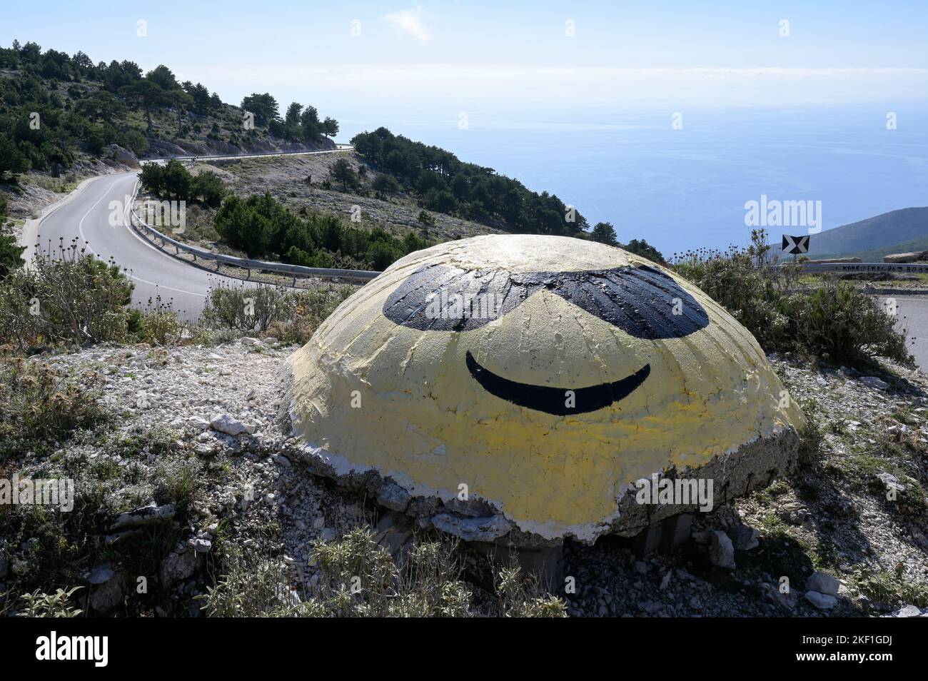 ALBANIE, Adria, Riviera, route SH8, ancien bunker, Pendant Enver Hoxha régime communiste environ 200,000 bunker où construit en Albanie / ALBANIEN, alte Kriegsbunker, waehrend der kommunistischen Herrschaft von Enver Hodscha wurden ca. 200,000 Bunker in Albanien gebaut Banque D'Images