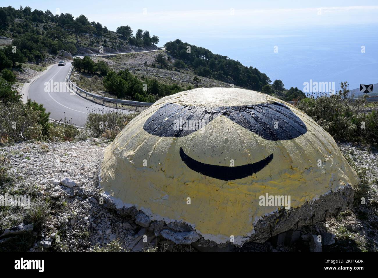 ALBANIE, Adria, Riviera, route SH8, ancien bunker, Pendant Enver Hoxha régime communiste environ 200,000 bunker où construit en Albanie / ALBANIEN, alte Kriegsbunker, waehrend der kommunistischen Herrschaft von Enver Hodscha wurden ca. 200,000 Bunker in Albanien gebaut Banque D'Images