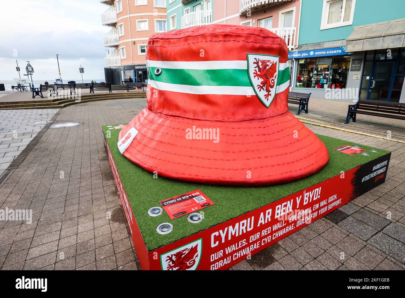 Aberystwyth, pays de Galles, Royaume-Uni. 15th novembre 2022. Giant iconic Welsh football fans baquet structure de chapeau, Aberystwyth, pays de Galles, Royaume-Uni. Grand, dix pieds par dix pieds, installation artistique, exposé au centre d'Aberystwyth le chapeau de seau est devenu un symbole des fans de l'équipe de football du pays de Galles. La statue a été érigée, il y en a cinq dans les villes galloises, pour célébrer le côté national des hommes du pays de Galles atteignant les finales de la coupe du monde pour la première fois depuis 1958, une période de 64 ans depuis qu'ils ont joué pour la dernière fois dans la coupe du monde. Crédit : Paul Quayle/Alamy Live News Banque D'Images