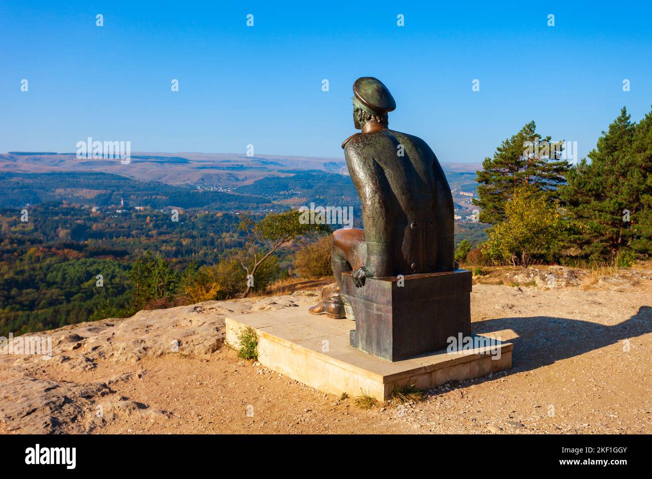 Kislovodsk, Russie - 29 septembre 2020 : Mikhail Lermontov Monument au point de vue de la montagne Krasnoye Solnyshko dans le parc national de Kislovodsk, en Russie Banque D'Images