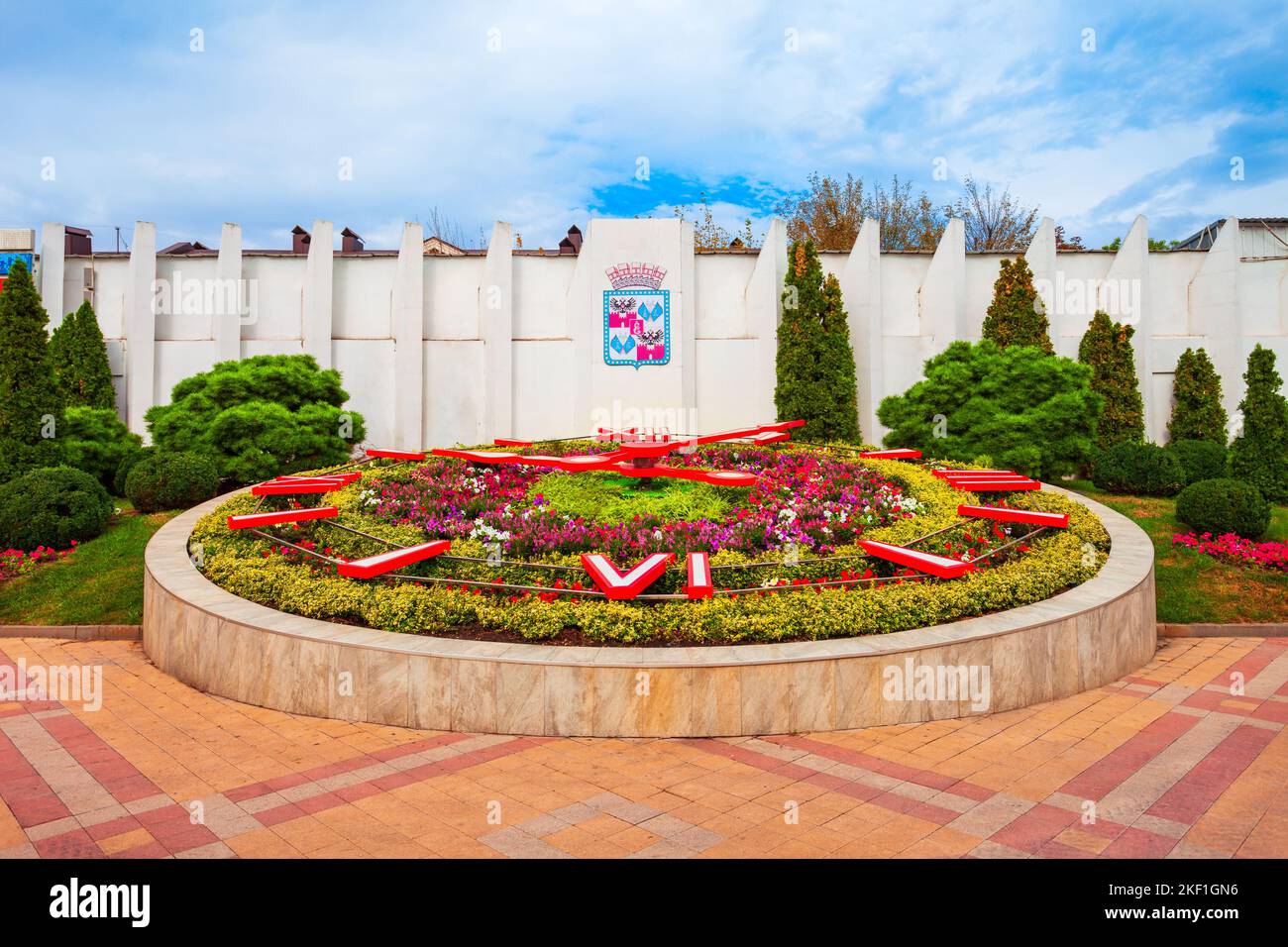 Krasnodar, Russie - 01 octobre 2020 : horloge à fleurs au boulevard de la rue Krasnaya dans le centre de la ville de Krasnodar en Russie Banque D'Images