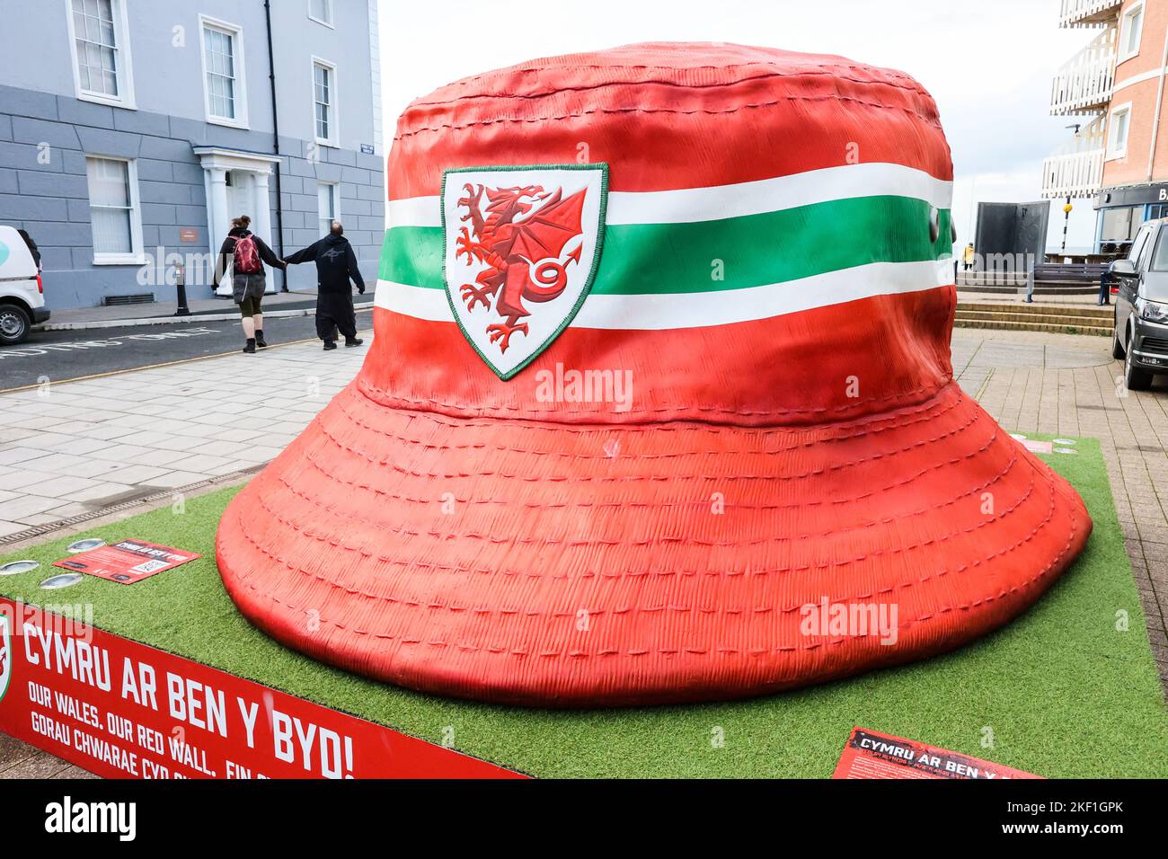 Aberystwyth, pays de Galles, Royaume-Uni. 15th novembre 2022. Giant iconic Welsh football fans baquet structure de chapeau, Aberystwyth, pays de Galles, Royaume-Uni. Grand, dix pieds par dix pieds, installation artistique, exposé au centre d'Aberystwyth le chapeau de seau est devenu un symbole des fans de l'équipe de football du pays de Galles. La statue a été érigée, il y en a cinq dans les villes galloises, pour célébrer le côté national des hommes du pays de Galles atteignant les finales de la coupe du monde pour la première fois depuis 1958, une période de 64 ans depuis qu'ils ont joué pour la dernière fois dans la coupe du monde. Crédit : Paul Quayle/Alamy Live News Banque D'Images