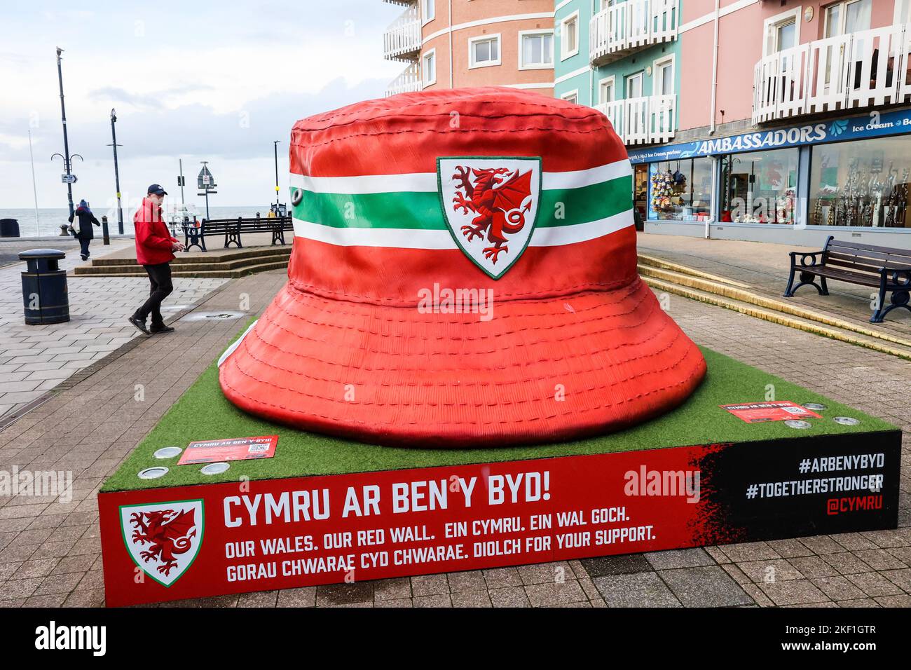 Aberystwyth, pays de Galles, Royaume-Uni. 15th novembre 2022. Giant iconic Welsh football fans baquet structure de chapeau, Aberystwyth, pays de Galles, Royaume-Uni. Grand, dix pieds par dix pieds, installation artistique, exposé au centre d'Aberystwyth le chapeau de seau est devenu un symbole des fans de l'équipe de football du pays de Galles. La statue a été érigée, il y en a cinq dans les villes galloises, pour célébrer le côté national des hommes du pays de Galles atteignant les finales de la coupe du monde pour la première fois depuis 1958, une période de 64 ans depuis qu'ils ont joué pour la dernière fois dans la coupe du monde. Crédit : Paul Quayle/Alamy Live News Banque D'Images