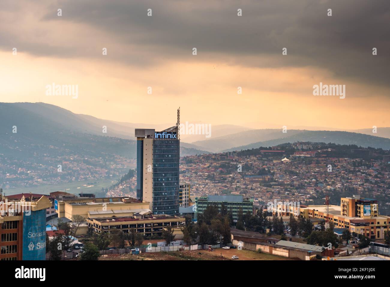 Kigali, Rwanda - 17 août 2022 : Tour de la ville de Kigali au coucher du soleil, un jour de tempête. KCT était le premier bâtiment en hauteur du centre-ville. Banque D'Images