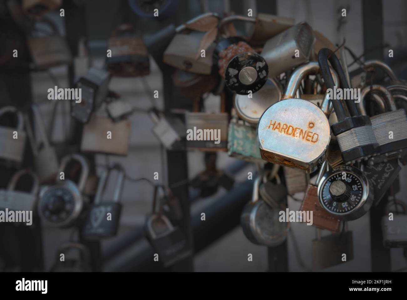 Rock Hill, Southh Carolina, Etats-Unis - 8 novembre 2022 : cadenas en acier trempé attaché à l'extérieur de la boulangerie avec mot plein de rouille. Banque D'Images