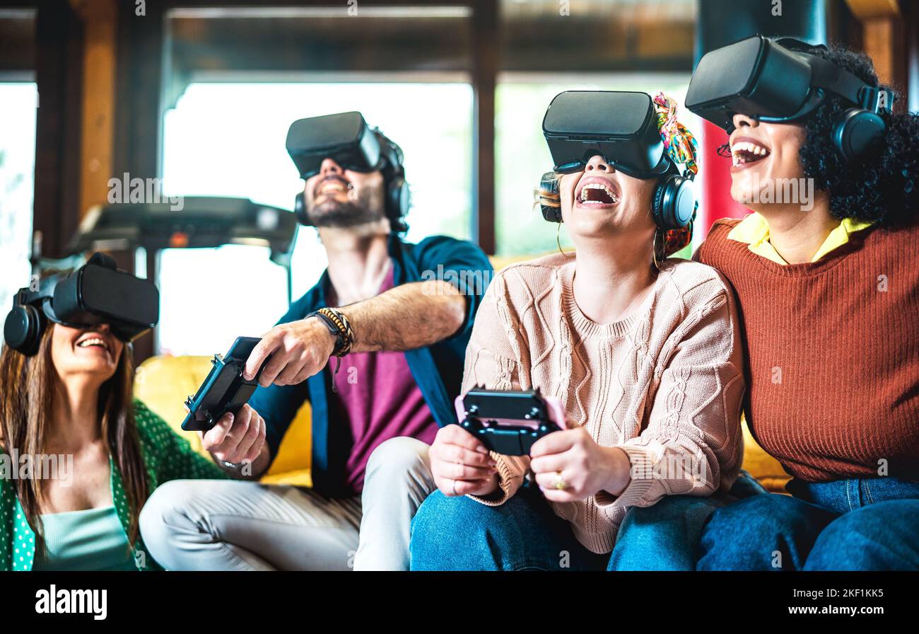 Les amis de votre compagnon de chambre s'amusent avec un casque vr à la maison - réalité virtuelle et concept de jeu métaverse avec des jeunes qui s'amusent sur 3D jeux vidéo Banque D'Images