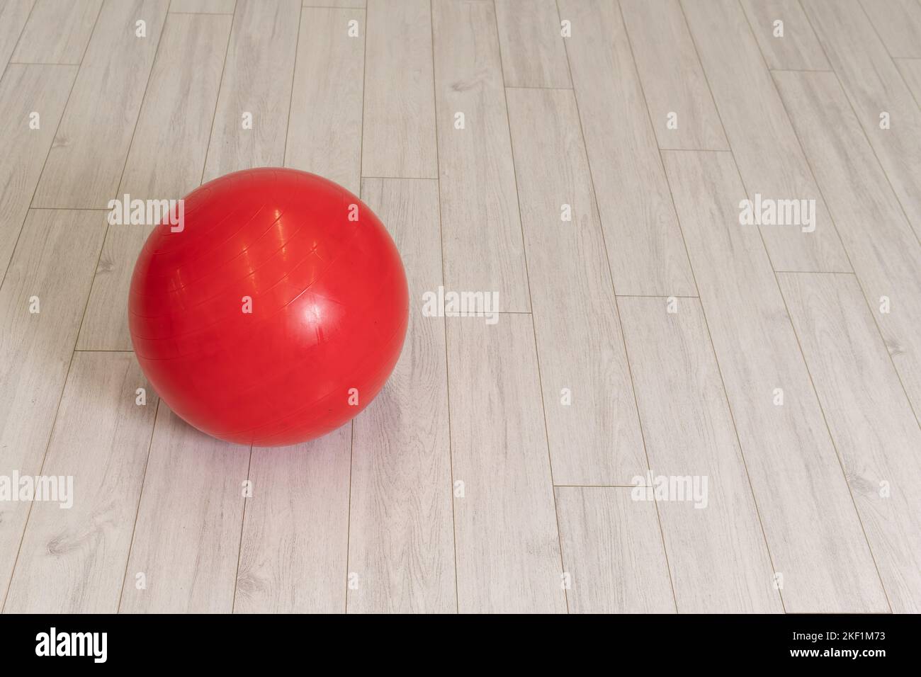 fitness style de vie yoga sain rouge gym caoutchouc isolé loisirs ballon fond de corps Banque D'Images