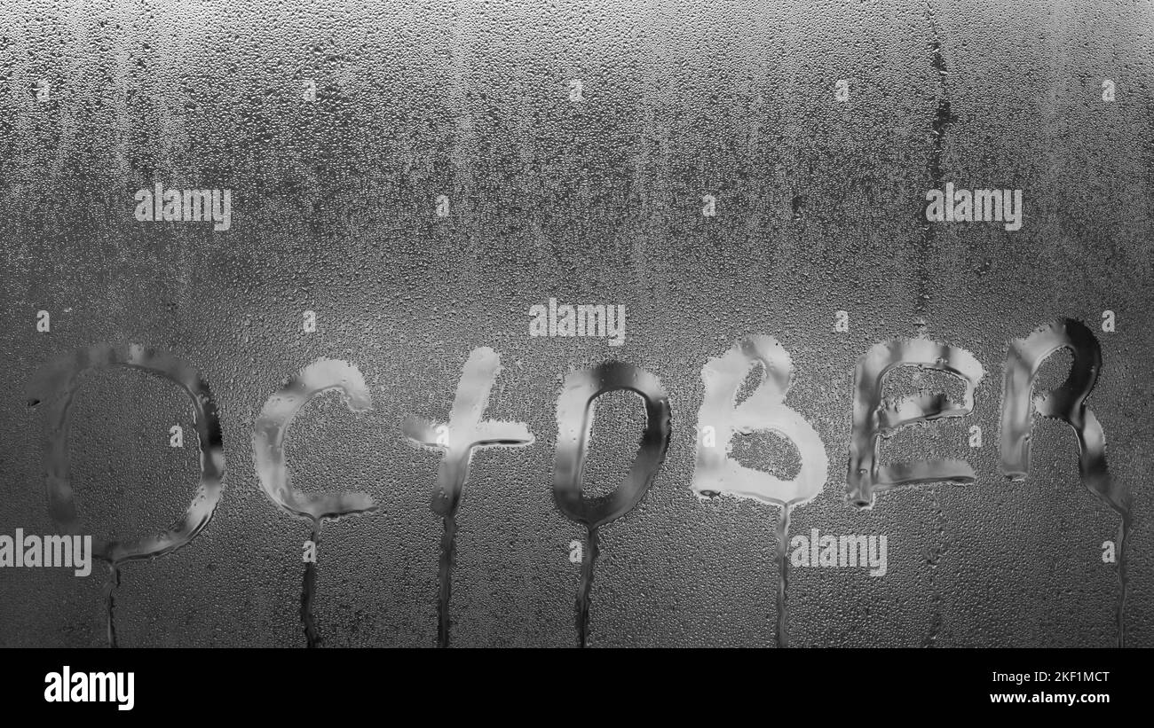 L'inscription octobre sur verre avec condensation, eau pure réaliste gouttes d'eau pour la conception de bannière créative Banque D'Images