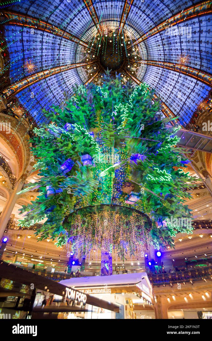 15 novembre 2022, Paris, France: Bruno Levesque / IP3 Paris France 15 novembre 2022 .le grand sapin de Noël à l'intérieur du grand magasin parisien Galeries Lafayette Haussmann sur 15 novembre 2022 à Paris France....ILLUSTRATION, ACTUALITÉS ÉCONOMIE, DÉCORATION, NOËL, GRAND MAGASIN, ANIMATION FENÊTRE DE NOËL, FÊTE DE FIN D'ANNÉE, COMMERCE, ANIMATION, (Credit image: © Bruno Levesque/IP3 via ZUMA Press) Banque D'Images