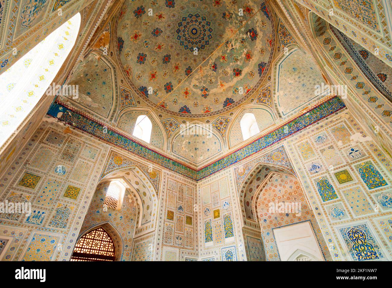 Shahrisabz, Ouzbékistan - 19 avril 2021: Mosquée Kok Gumbaz ornement motif design intérieur dans la ville de Shahrisabz, Ouzbékistan Banque D'Images