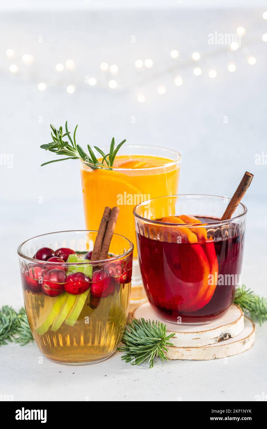 Sangria avec pomme, canneberge et orange pour la table de Noël Banque D'Images