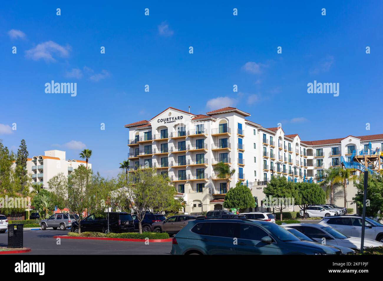Anaheim, CA, États-Unis – 1 novembre 2022 : bâtiment extérieur Courtyard by Marriott situé dans le quartier de la station d'Anaheim sur Harbor Blvd à Anaheim, Califor Banque D'Images