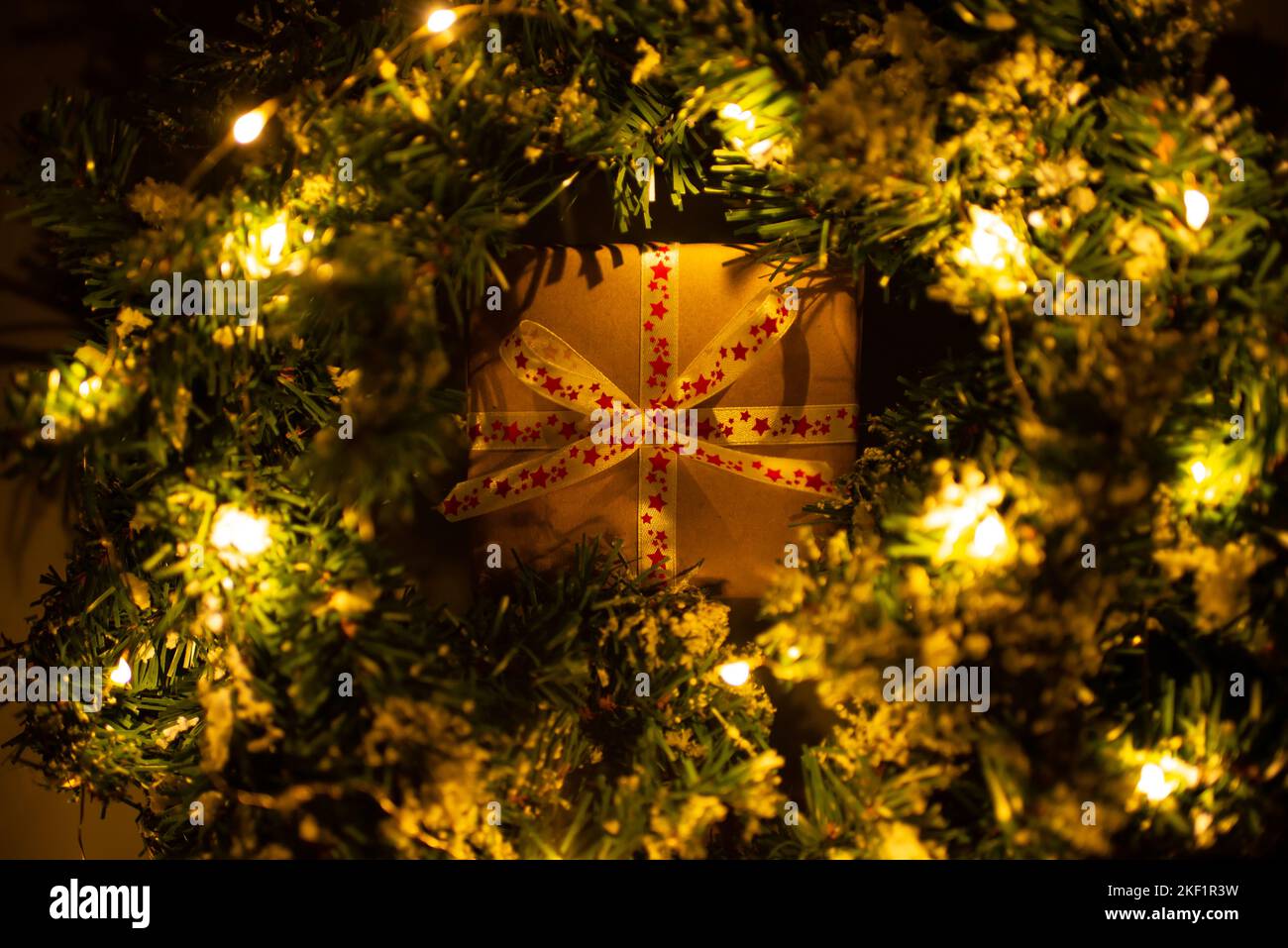 Cadeau du nouvel an dans des couronnes de Noël avec guirlande. Banque D'Images