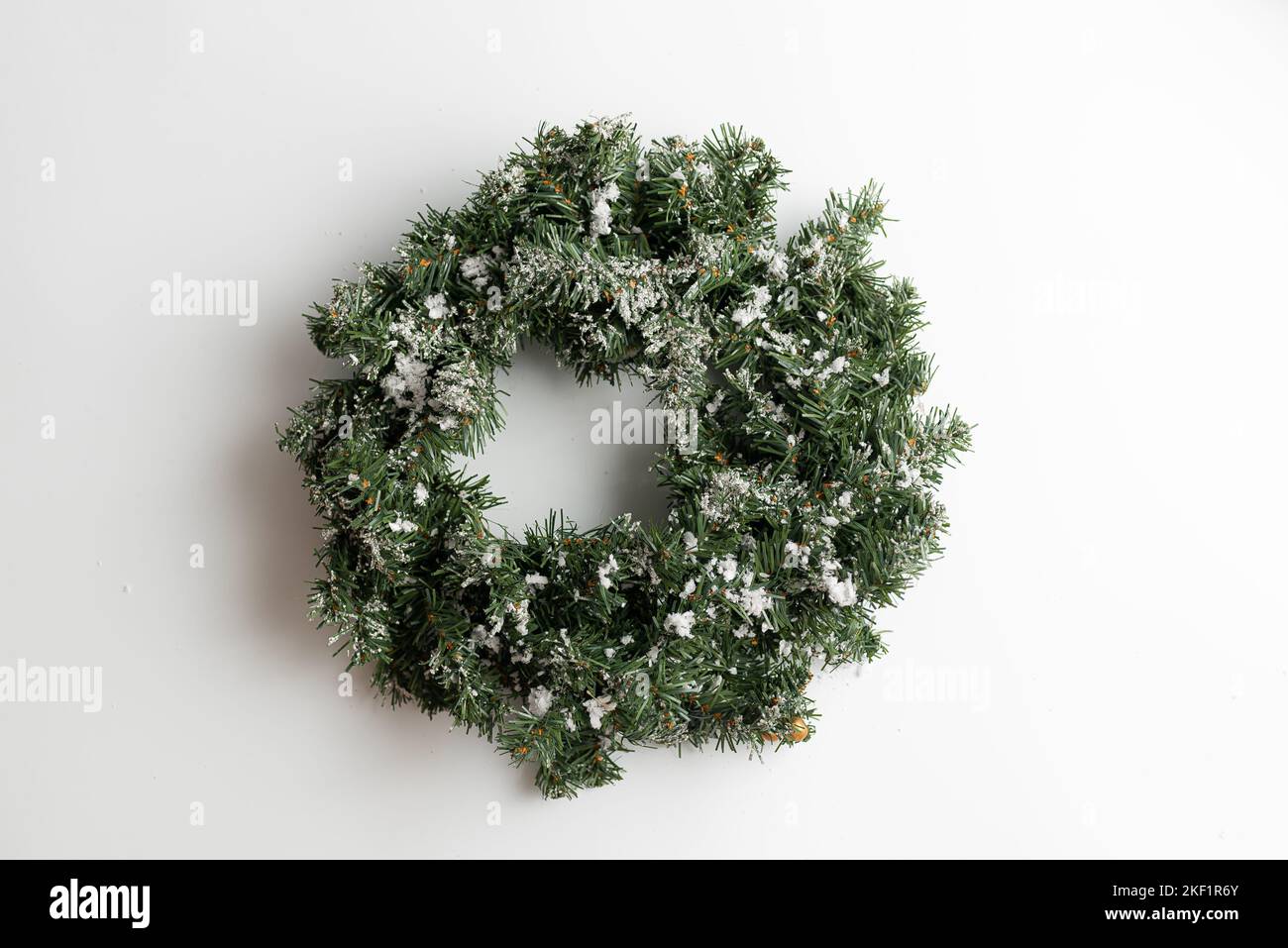 Couronne de noël simple sur fond blanc. Décoration Banque D'Images