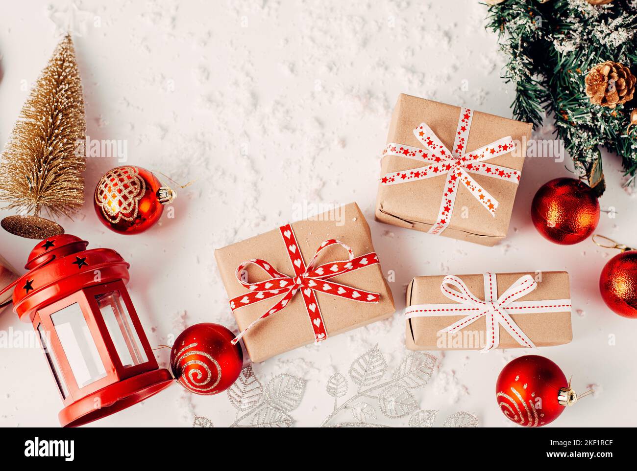 Ensemble cadeau nouvel an et Noël avec décoration boule rouge Banque D'Images