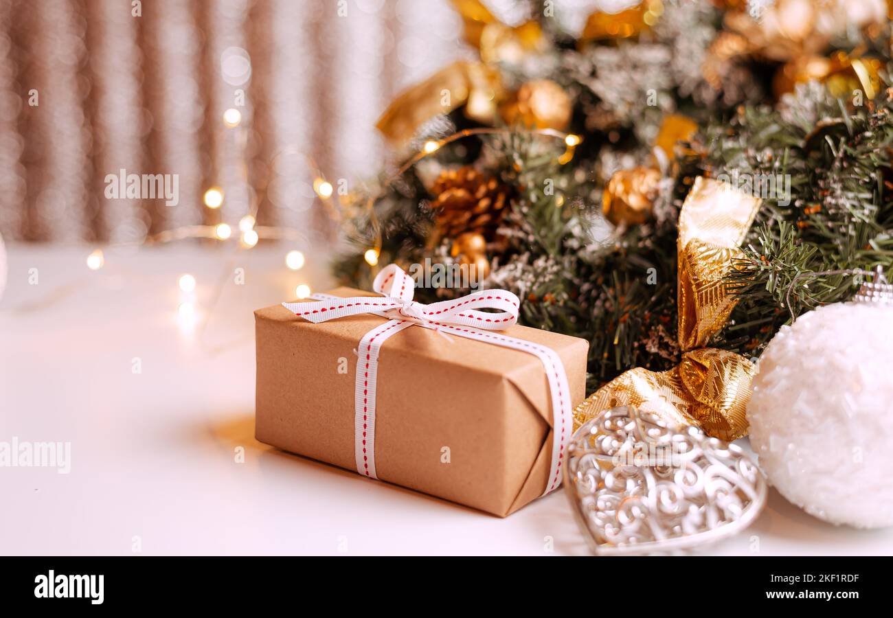 Cadeaux d'artisanat sous l'arbre, sur la table. Le concept de Noël et du nouvel an. Banque D'Images