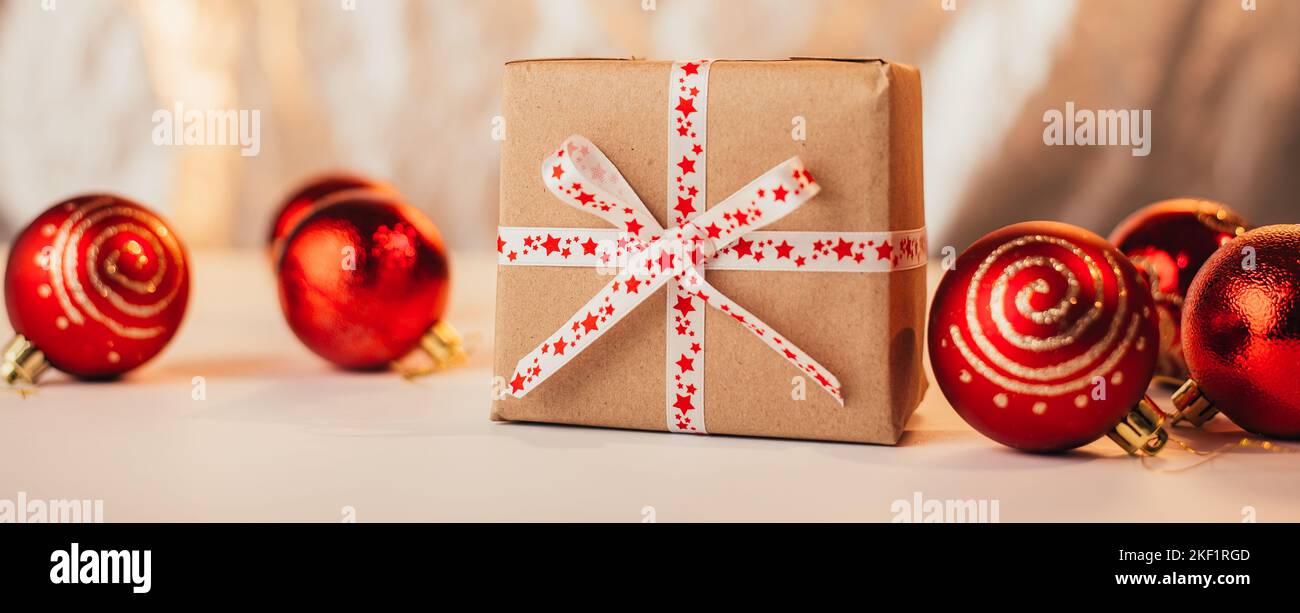 Bannière avec cadeau de Noël et décorations sur fond. Banque D'Images
