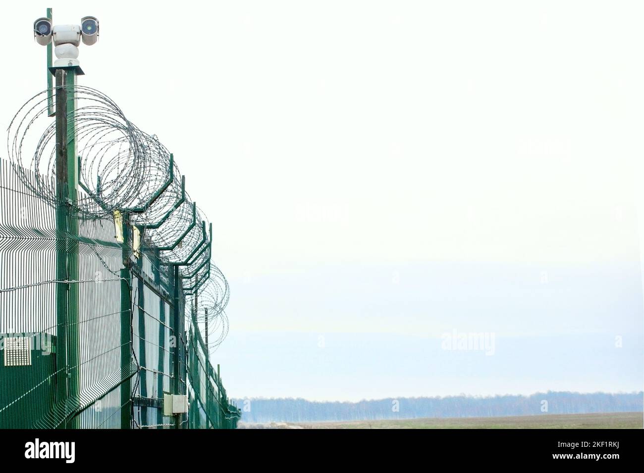 Clôture de sécurité de la prison. Clôture de bordure. Barrière de sécurité à barbelés. Barrière de sécurité en fil de rasoir. Mur de sécurité des frontières. Prison pour arrestation de criminels ou Banque D'Images