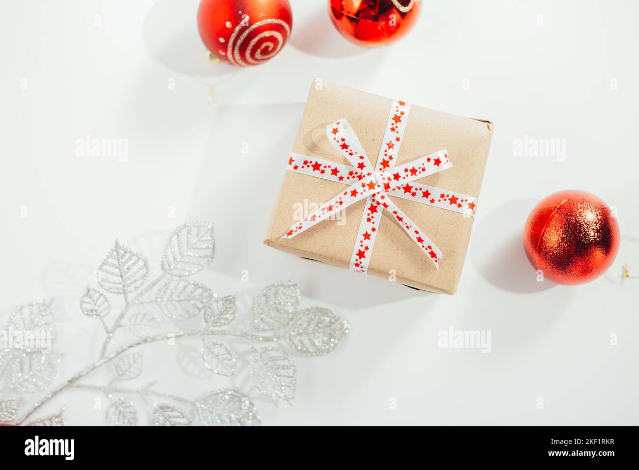 Boîte cadeau du nouvel an ou de Noël avec ruban rouge. Banque D'Images