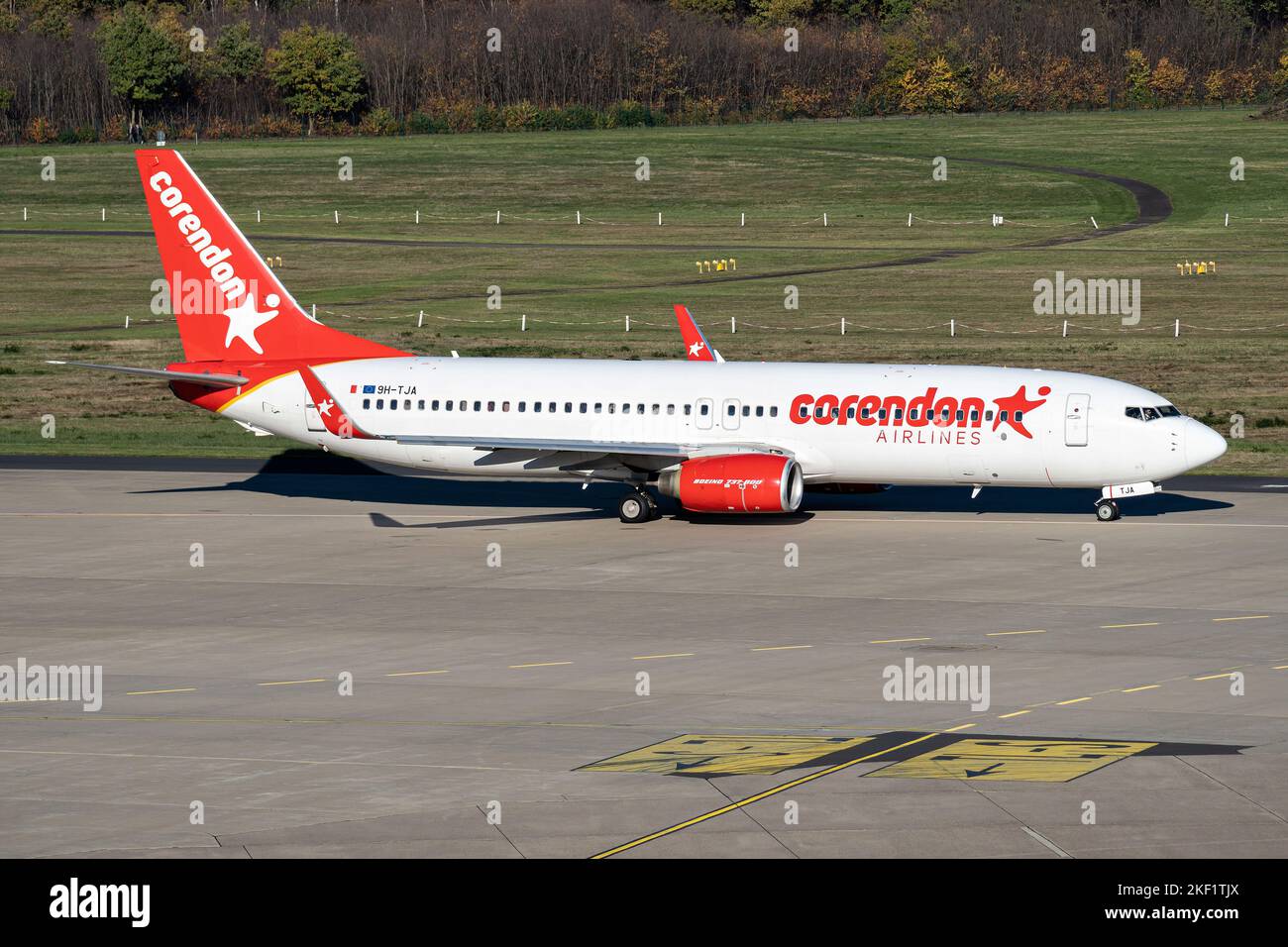 Corendon Airlines Europe Boeing 737-800 avec enregistrement 9H-TJA à l'aéroport de Cologne Bonn Banque D'Images