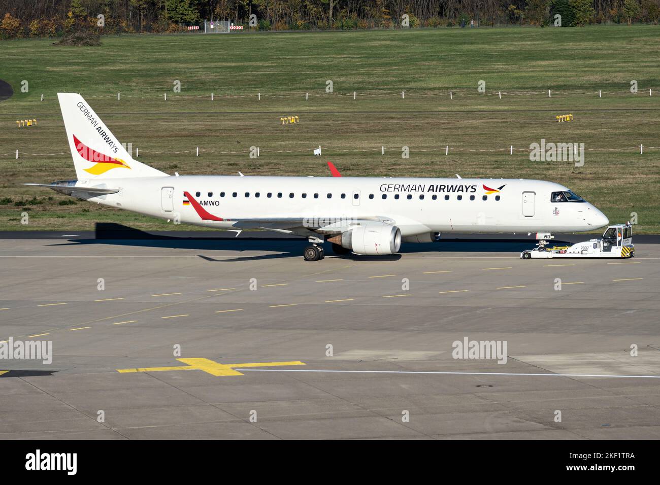 German Airways Embraer ERJ-190 avec enregistrement D-AMWO sur le refoulement à l'aéroport de Cologne Bonn Banque D'Images