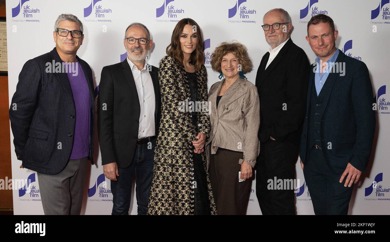 Jason Solomons, Eric Warin, Keira Knightley, Jim Broadbent, Julia Rosenberg et Michael Etherton ont assisté à la première britannique du Festival du film juif de Charlotte au Curzon Mayfair, Londres. Date de la photo: Mardi 15 novembre 2022. Banque D'Images