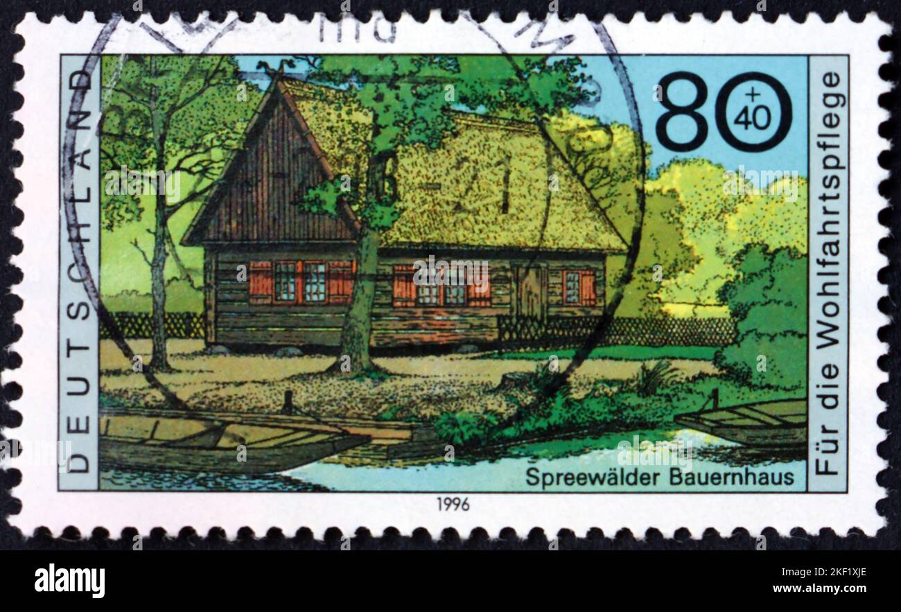 ALLEMAGNE - VERS 1996: Un timbre imprimé en Allemagne montre Farmhouse, Spree Forest, vers 1996 Banque D'Images