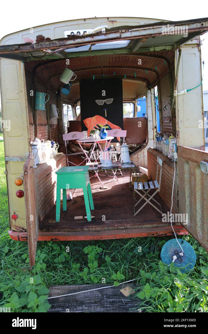 Une vieille fourgonnette classique Citrón de type H utilisée comme vitrine dans un magasin de brocante, le blanc, Indre, France Banque D'Images