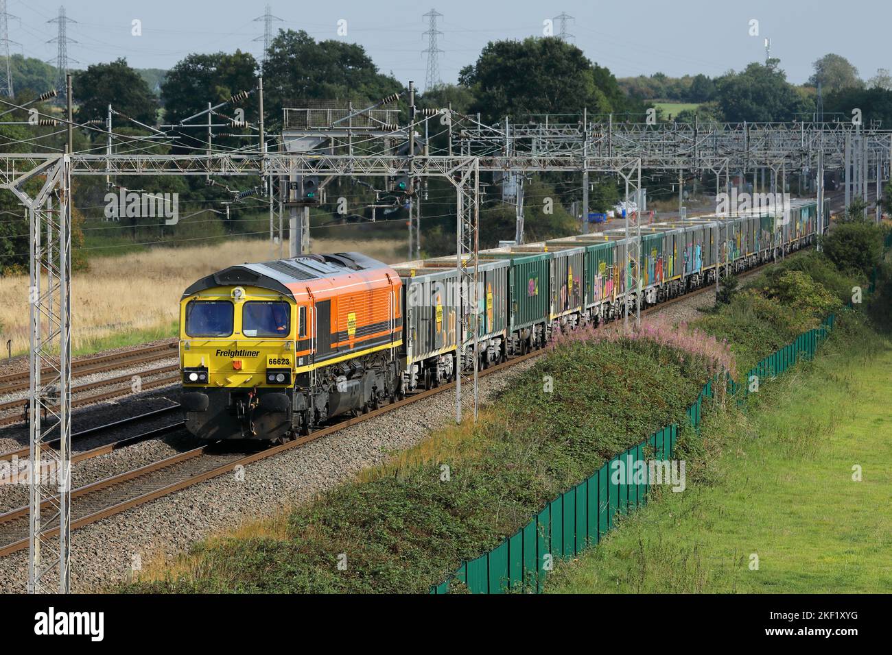 Locomotive diesel de classe 66 sur la ligne principale près de Rugeley, Staffordshire, Royaume-Uni, en août 2022. Banque D'Images