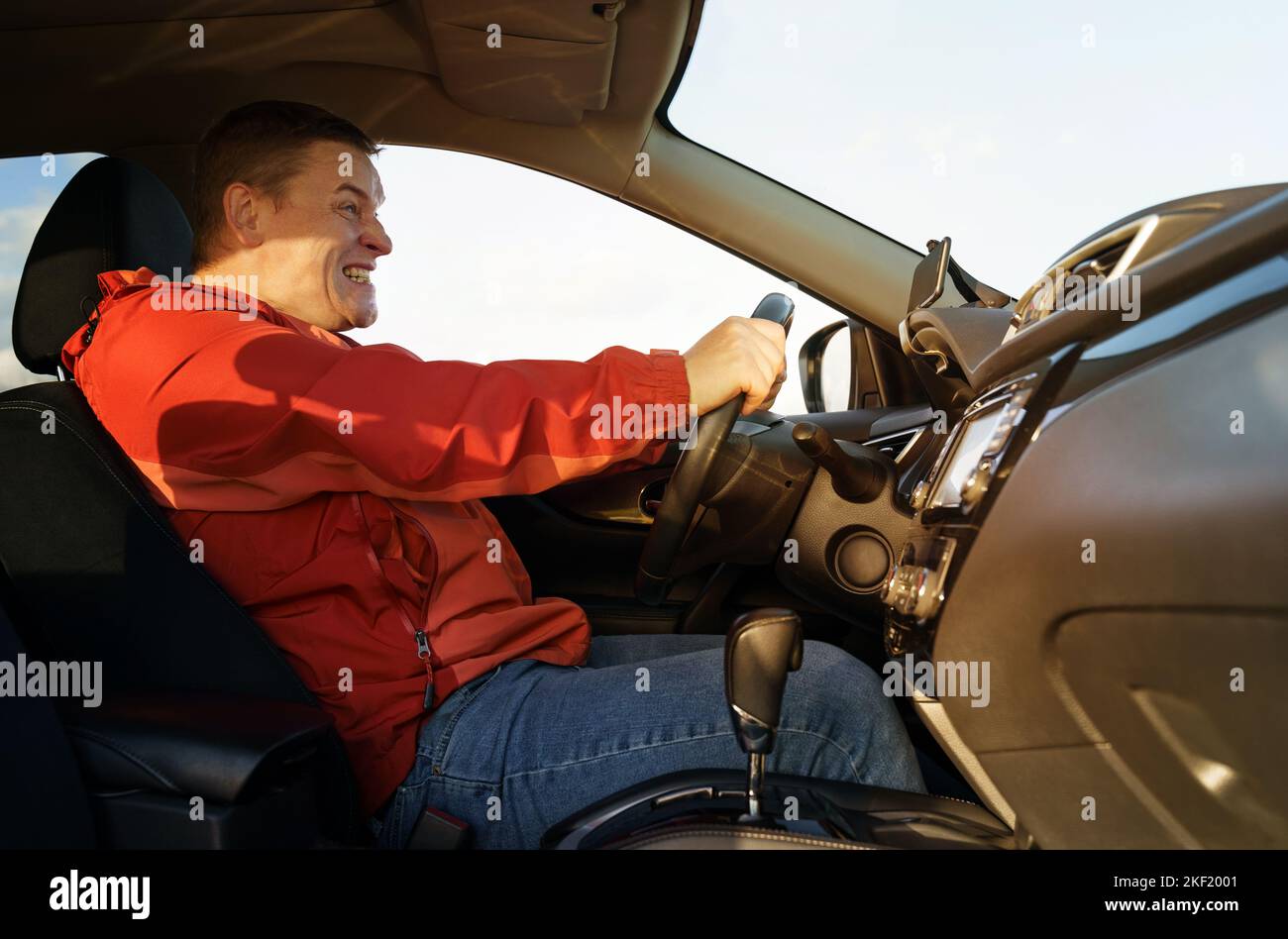 Le conducteur a perdu le contrôle de la voiture, freinage d'urgence. Sécurité de transport. Banque D'Images