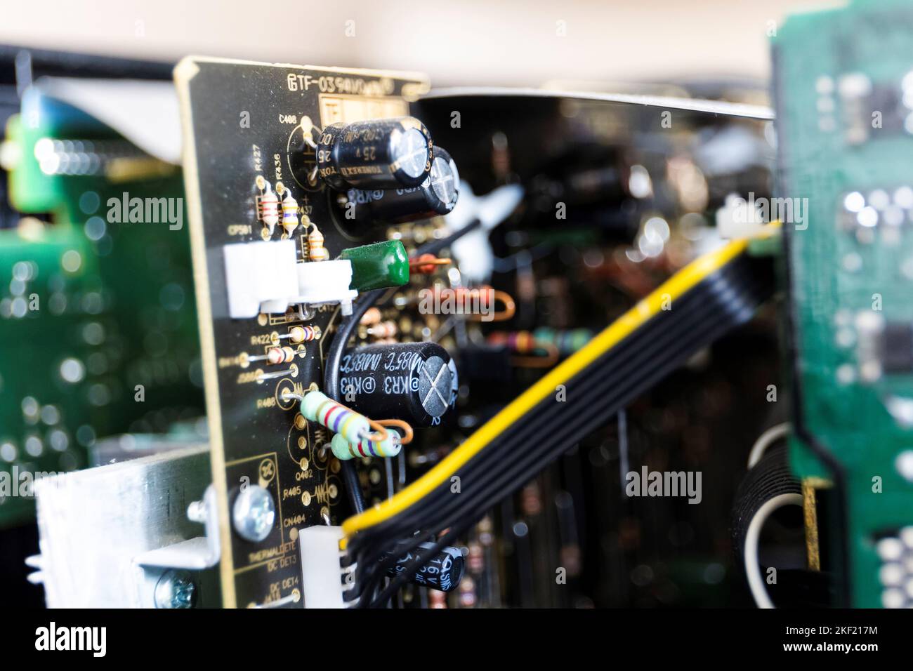 Portrait d'un ensemble de composants électroniques soudés à une carte de circuit imprimé ou imprimés électroniques dans un périphérique ouvert. Nous voyons des résistances et des condensateurs. Banque D'Images