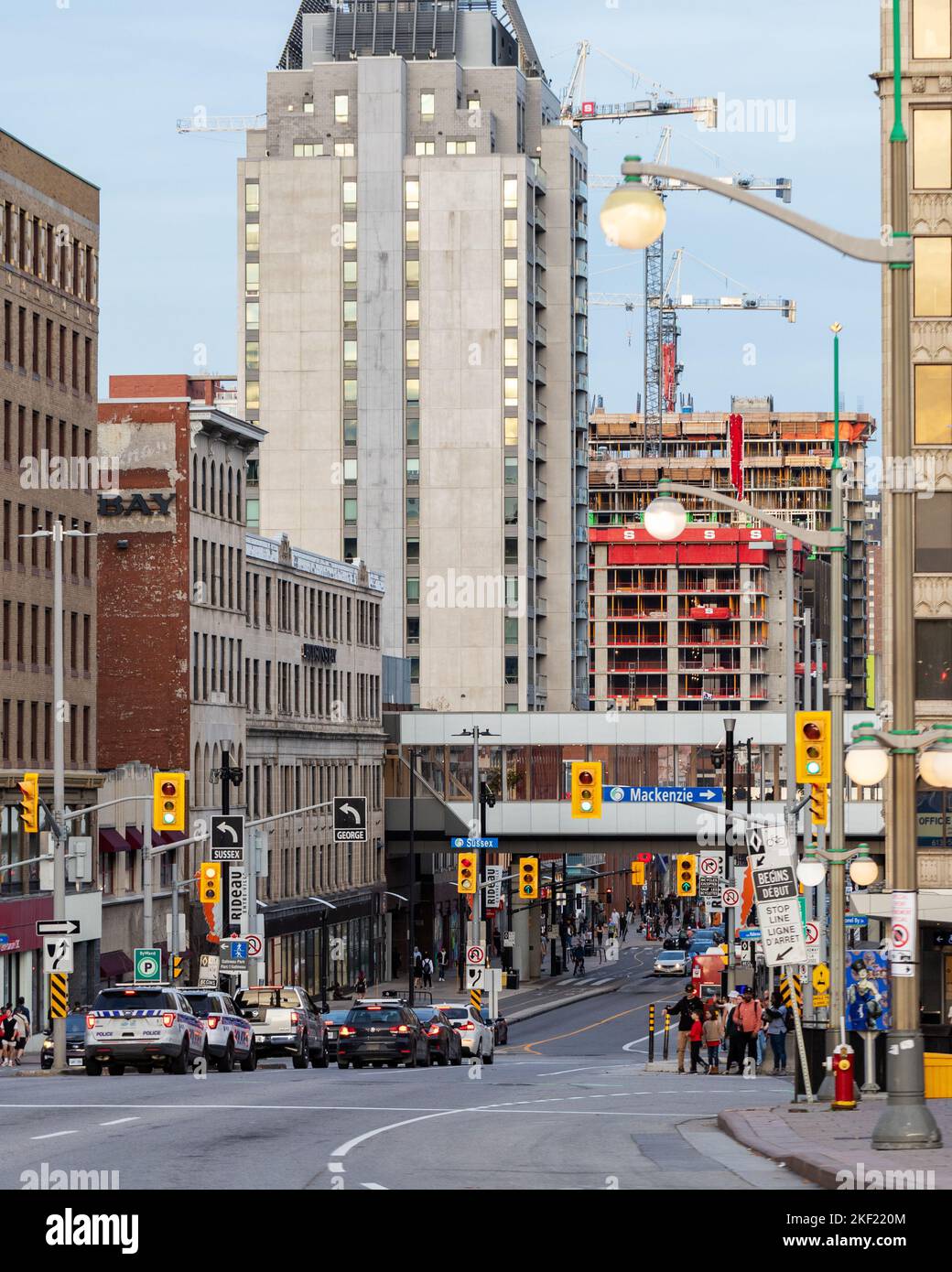 Ottawa, Canada - 5 novembre 2022 : rue Rideau animée dans le quartier du centre-ville. Paysage urbain avec intersection, feux de signalisation et personnes à pied. Banque D'Images