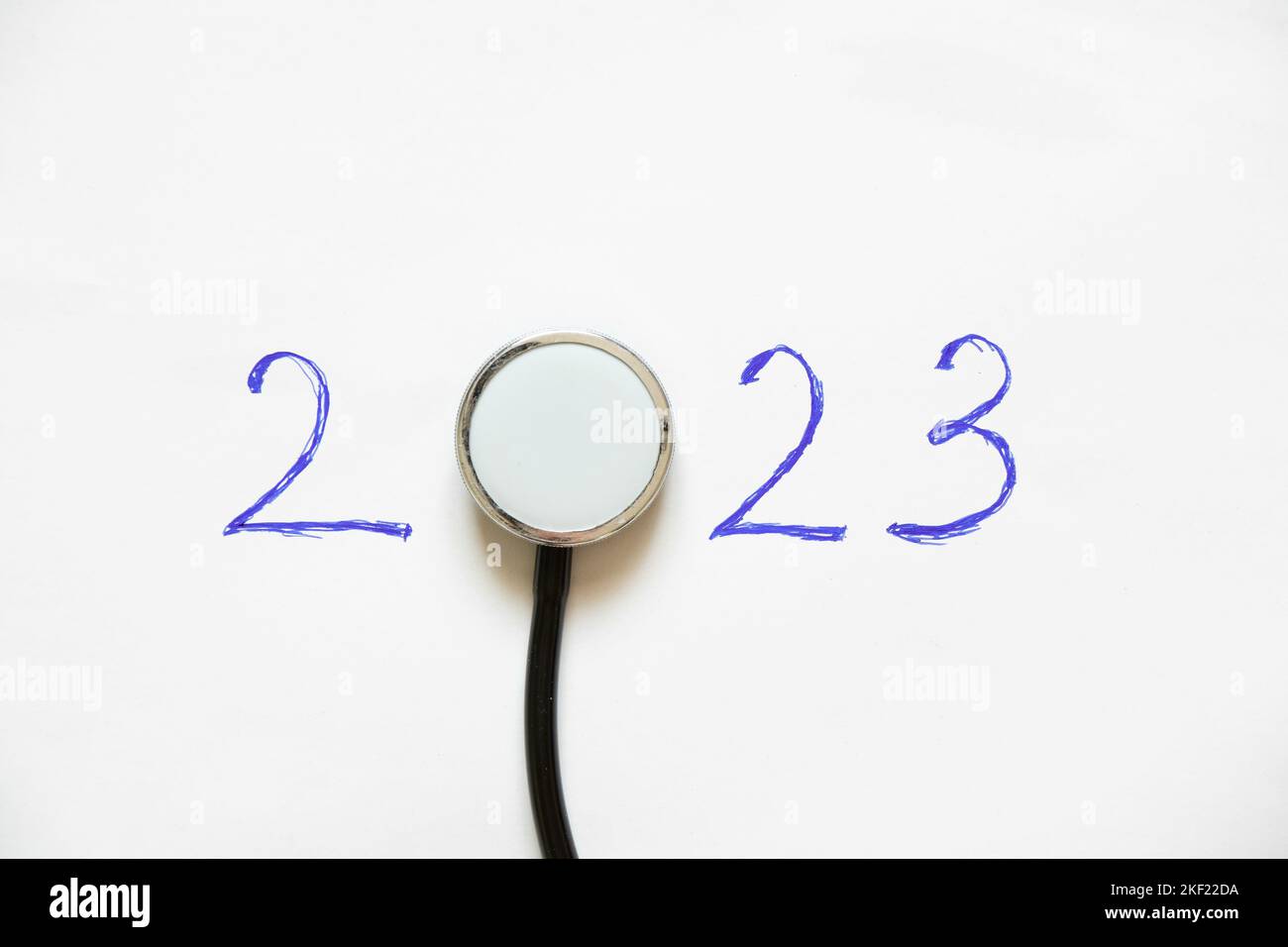 Stéthoscope et texte 2023 sur fond blanc, médecine en 2023, santé et traitement Banque D'Images
