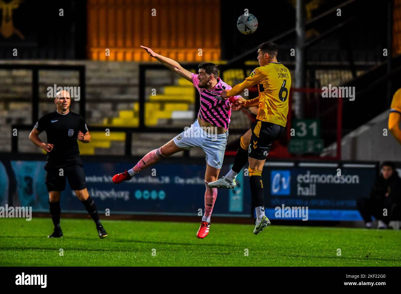 Cambridge, Royaume-Uni. Mardi 15th novembre 2022.Llyod Jones (6 Cambridge United) est à la tête du bal lors de la répétition de la FA Cup 1st entre Cambridge United et Curzon Ashton au R Costaings Abbey Stadium, Cambridge, le mardi 15th novembre 2022. (Crédit : Kevin Hodgson | ACTUALITÉS MI) crédit : ACTUALITÉS MI et sport /Actualités Alay Live Banque D'Images