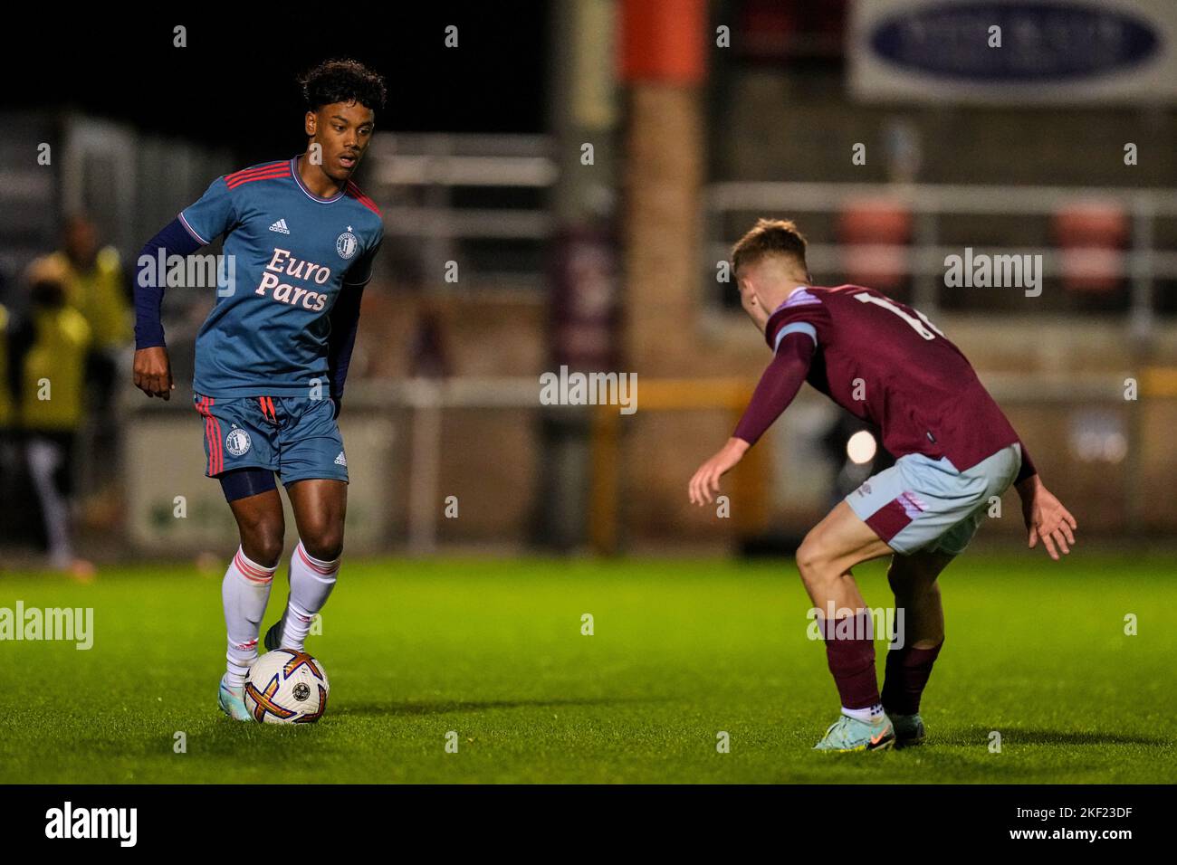 Dagenham, Royaume-Uni. 15th novembre 2022. Dagenham - Jaden Slory de Feyenoord, Regan Clayton de West Ham United FC U21 lors du match entre West Ham United U21 FC et Feyenoord O21 au London Borough of Barking & Dagenham Stadium le 15 novembre 2022 à Dagenham, au Royaume-Uni. Crédit : photos Box to Box/Alamy Live News Banque D'Images