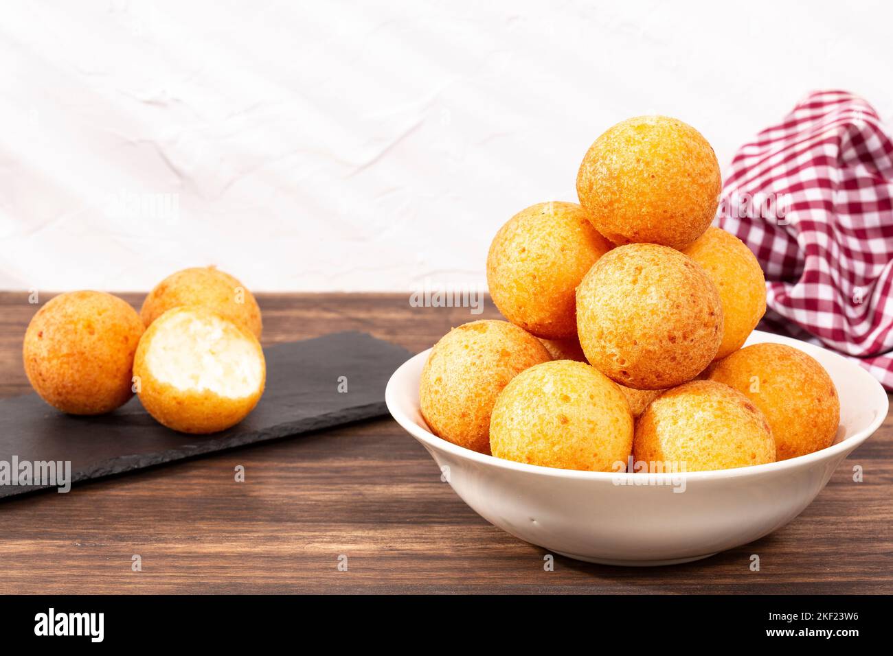 Beignets cuisine colombienne traditionnelle; beignets de farine de fromage frit Banque D'Images