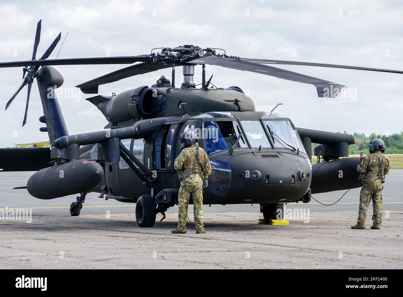 Liepaja, Lettonie - 7 août 2022 : hélicoptère Sikorsky UH-60 Black Hawk avec pilotes avant le décollage de l'aéroport Banque D'Images
