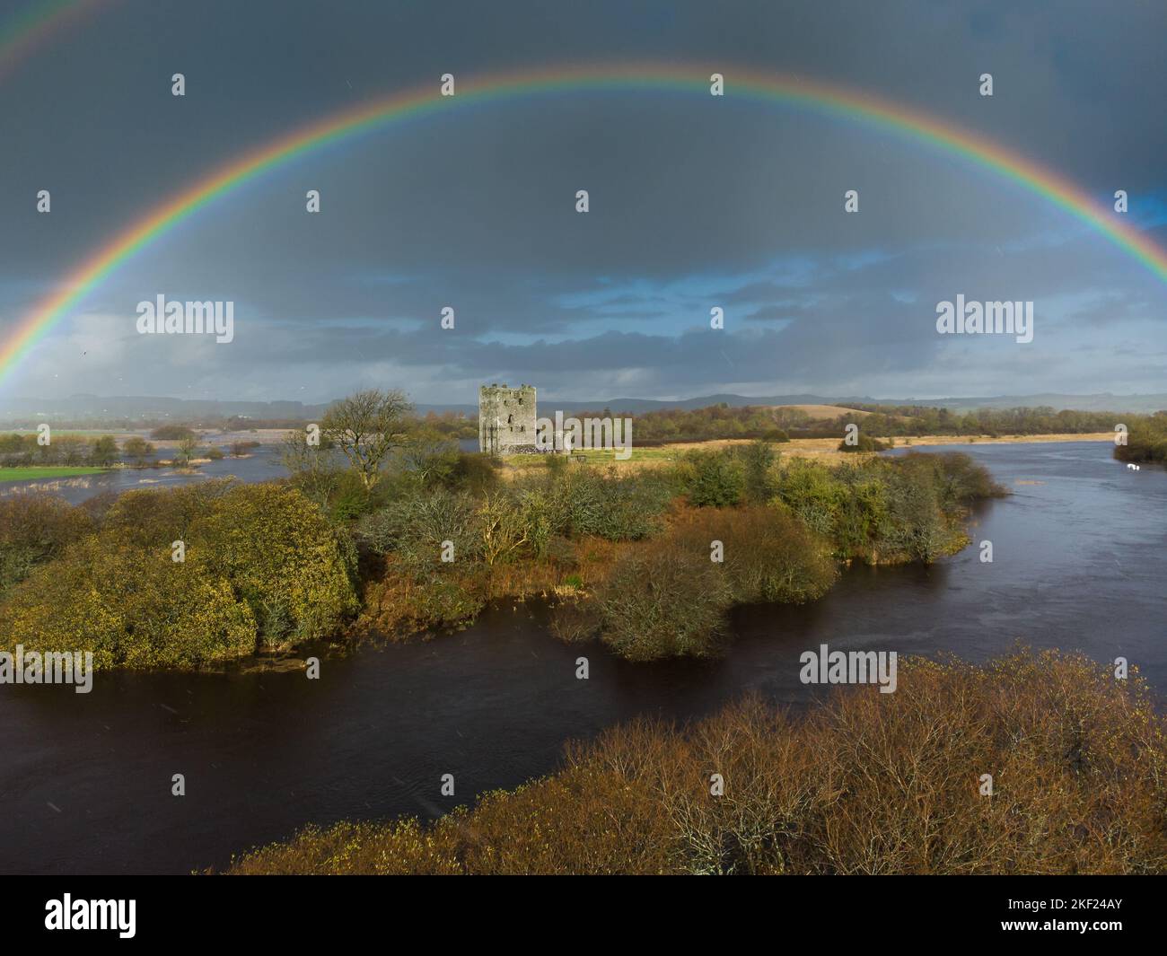 Arc-en-ciel sur le château de Threave, réserve de la National Trust for Scotland Banque D'Images
