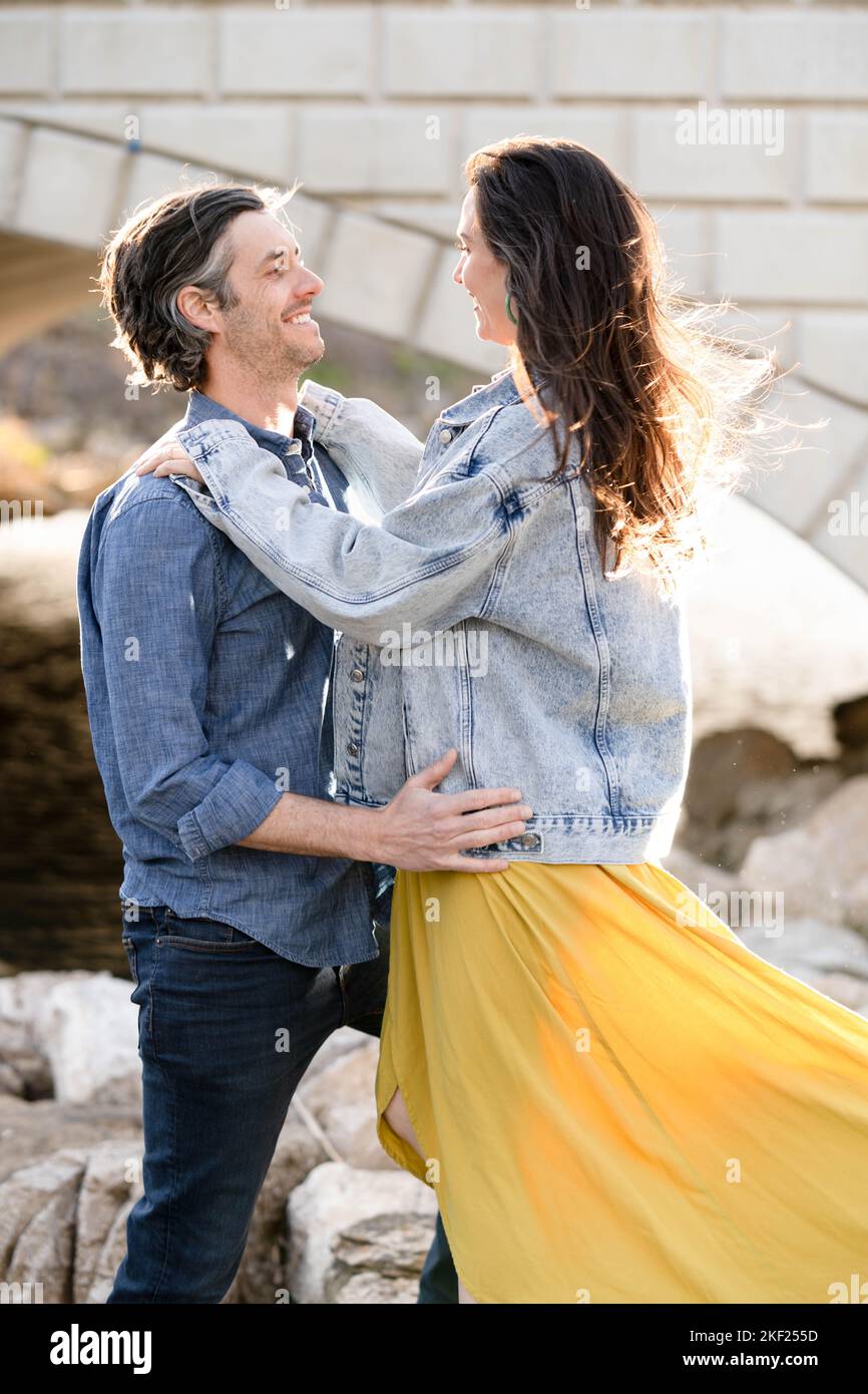Un couple à côté d'un pont dans Forest Park, flirter et explorer ensemble. Banque D'Images