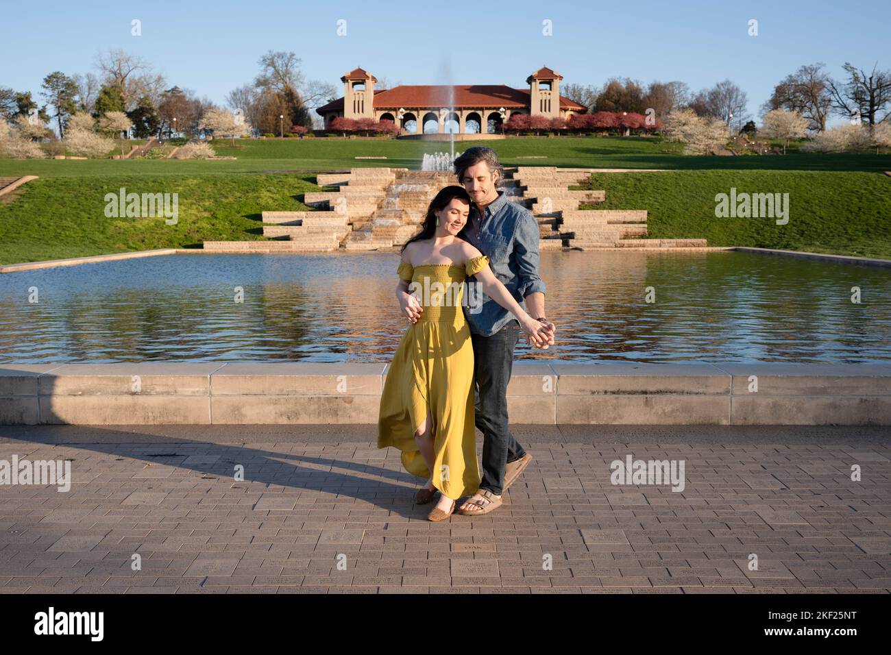 Couple romantique danse et explore dans Forest Park, St. Louis au pavillon de l'exposition universelle Banque D'Images