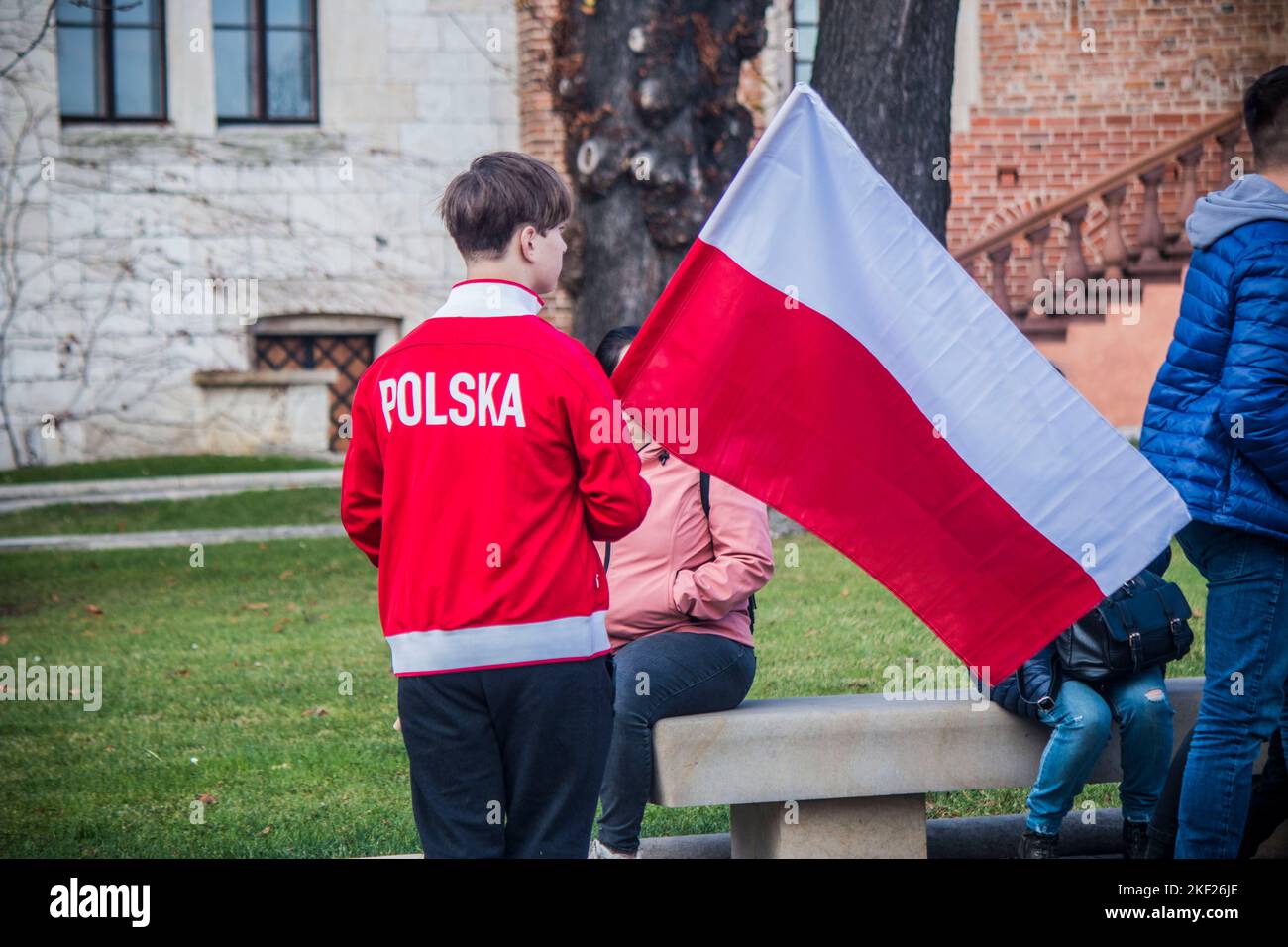 Enfant polonais avec drapeau polonais géant Banque D'Images