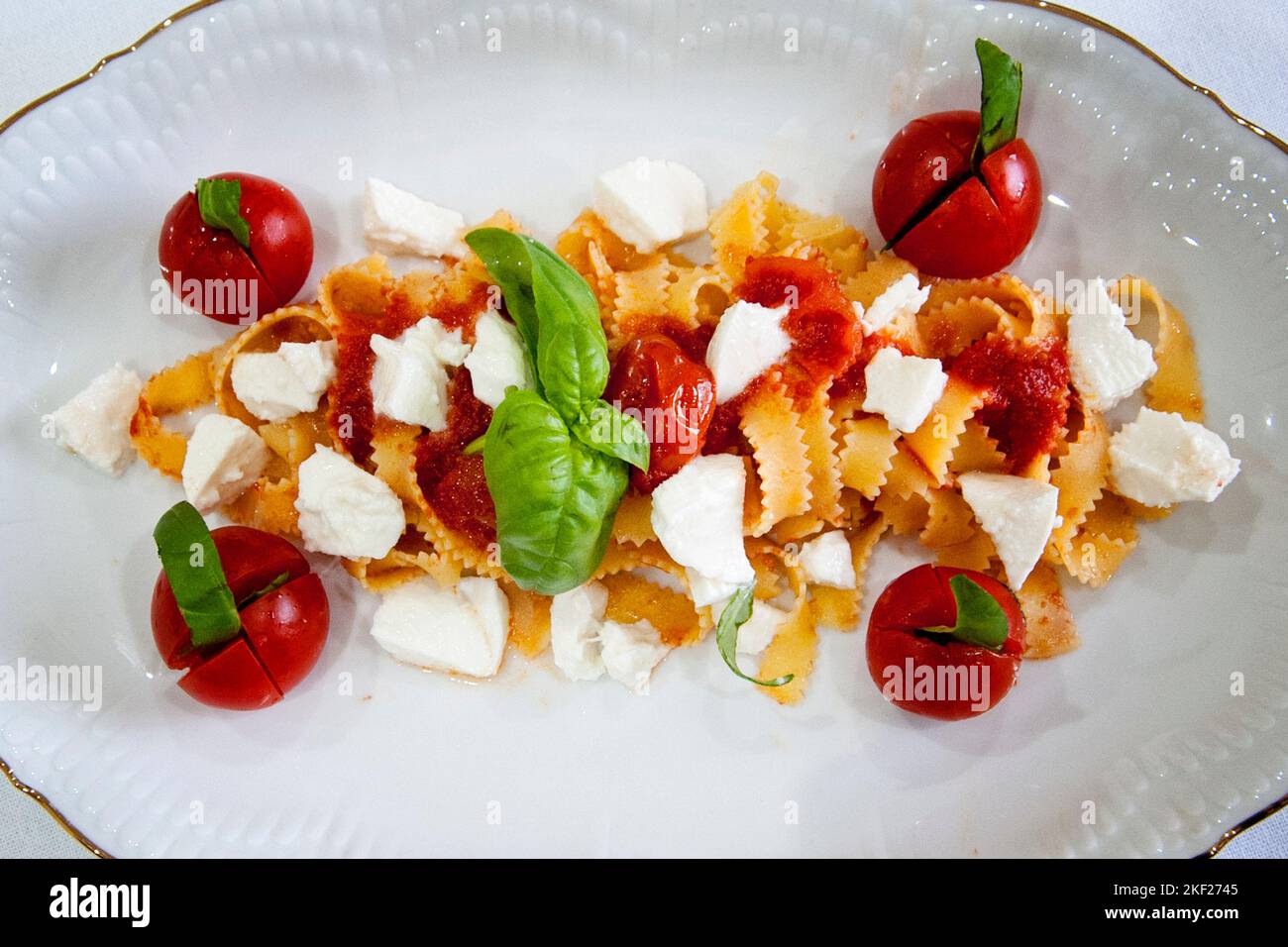 Tagliatelle alla sorrentina à base de tomates cerises, de mozzarella, de basilic et d'oignon blanc, réalisée par le chef de la ville de Maddaloni (ce) Giovanna Espossi Banque D'Images