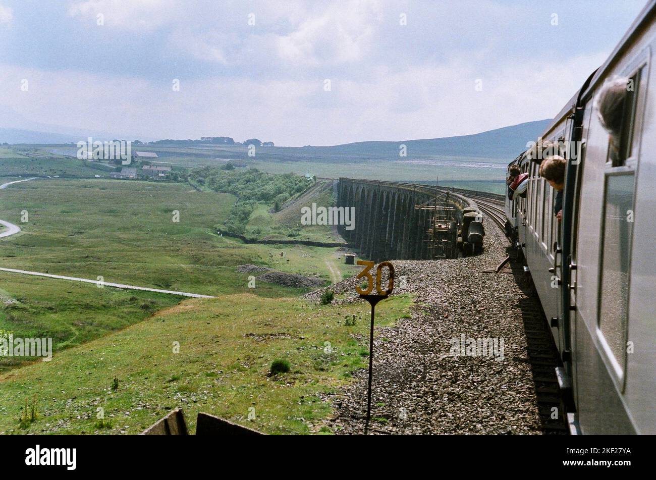 40168 ex-Scottish Region Class 40 s'approche de Ribblehead Viaduct sur la ligne Settle & Carlisle avec 1E23, le service Carlisle 10,40 à Leeds, le 21st juillet 1984. Banque D'Images