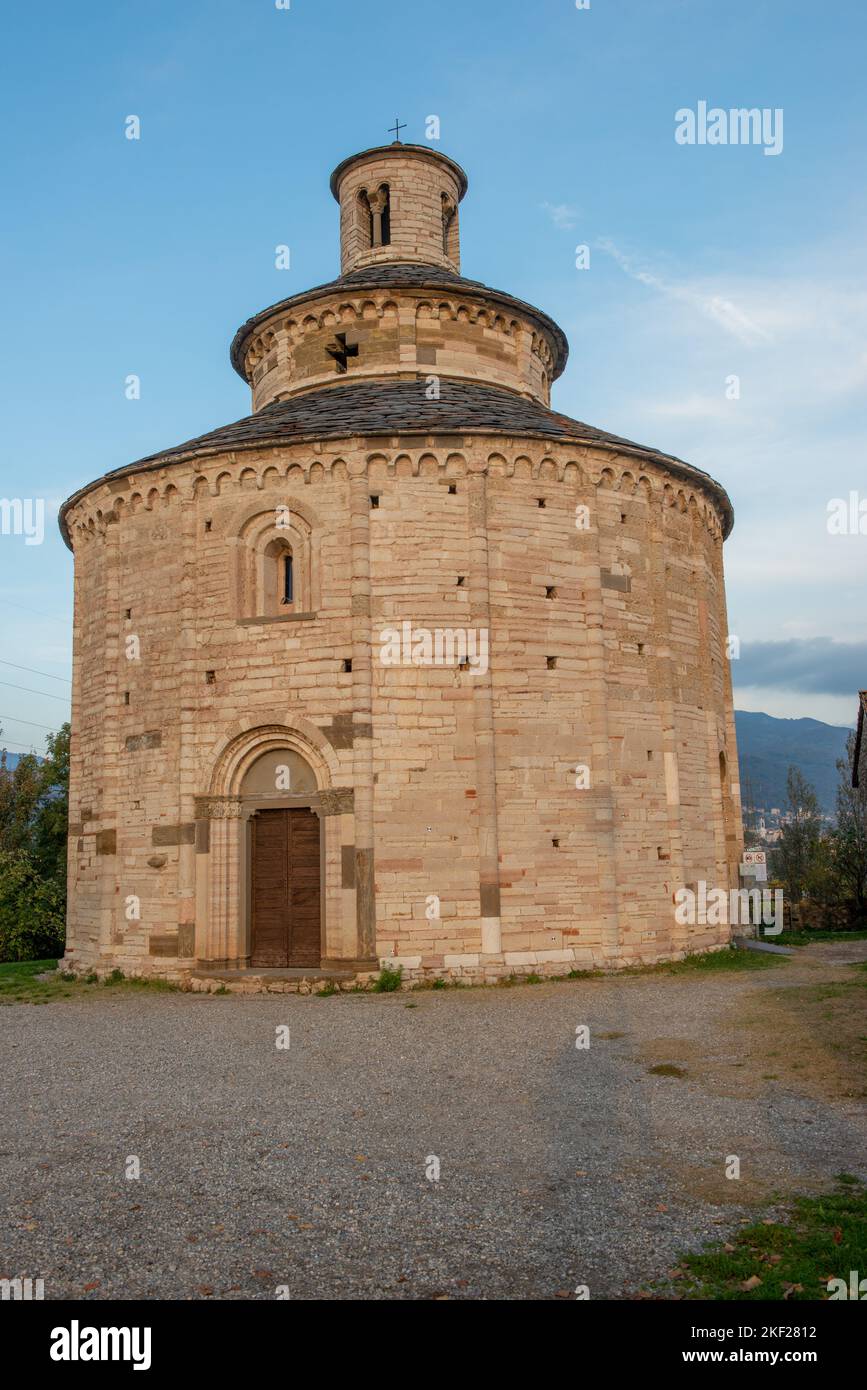 Almenno san Bartolomeo Italie 13 novembre 202 : le bâtiment ecclésial Rotonda di San Tomè avec un plan circulaire de style roman Banque D'Images