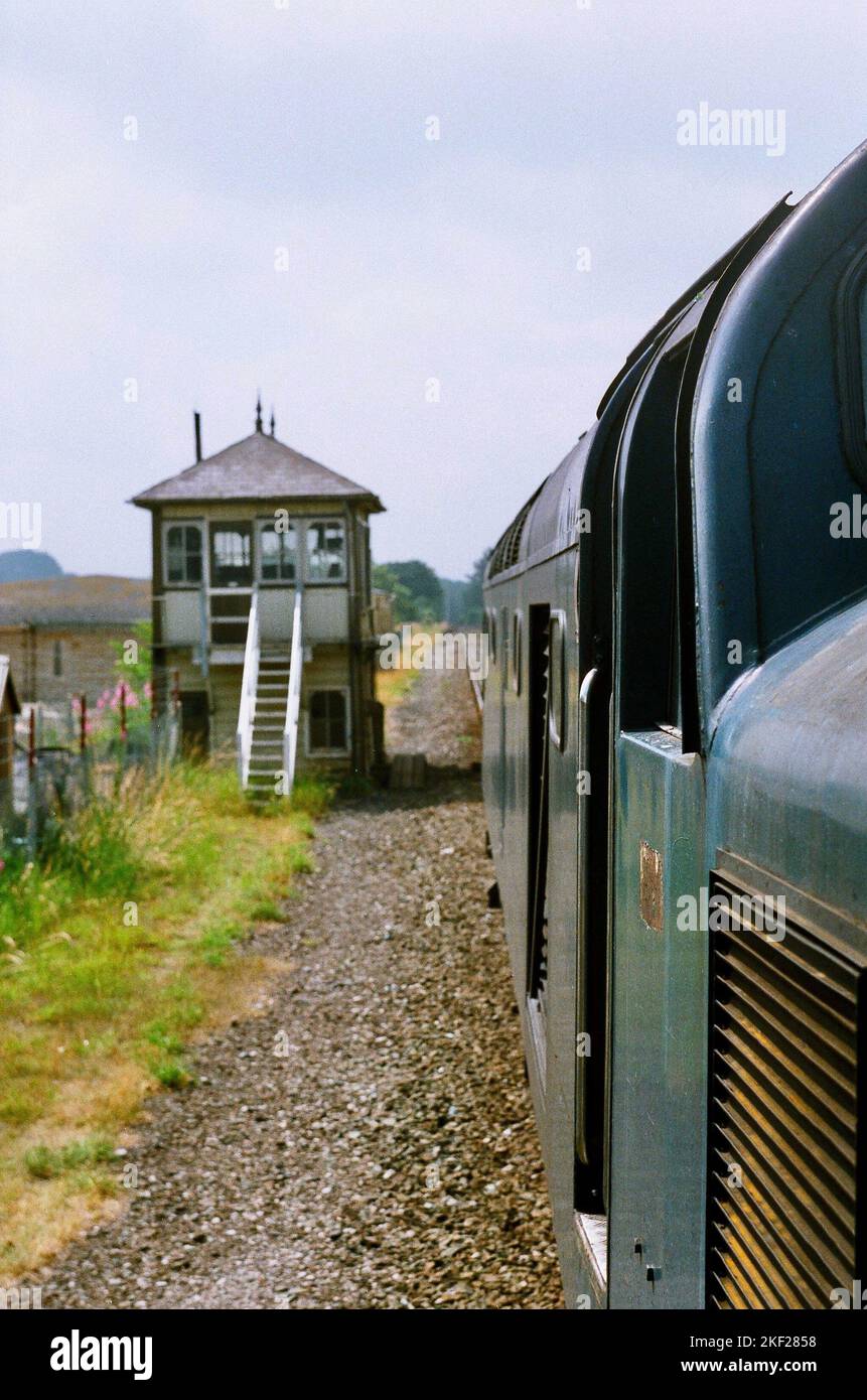 40168 ex-Scottish Region classe 40 passant l'une des boîtes de signalisation traditionnelles de Midland Railway sur la ligne Settle & Carlisle, avec 1E23, le service Carlisle 10,40 à Leeds, le 21st juillet 1984. Banque D'Images