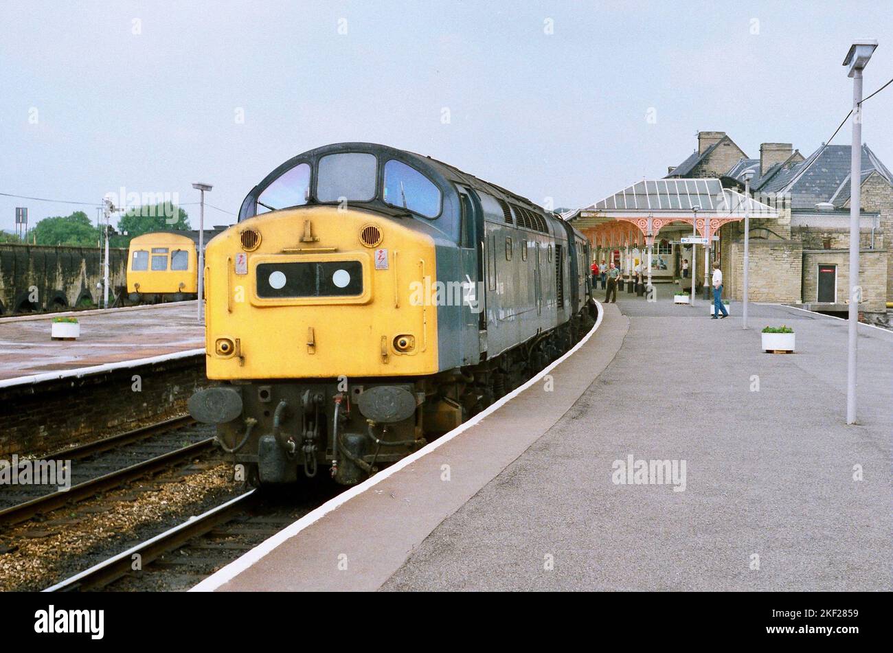 40168 ex-Scottish Region Class 40 fait une pause à la gare de Skipton après avoir traversé les Pennines avec 1E23, le service 10,40 Carlisle à Leeds, le 21st juillet 1984. Banque D'Images