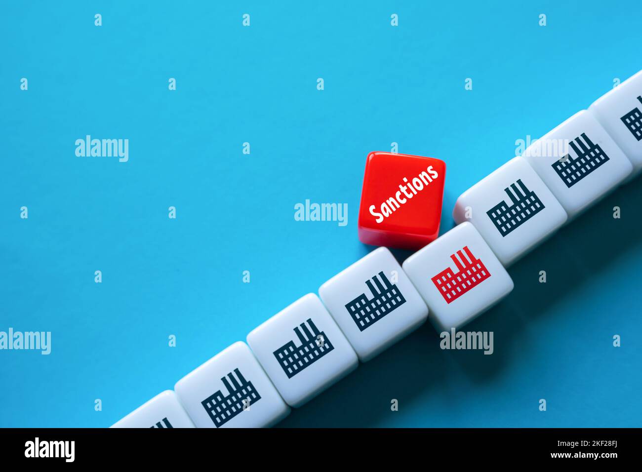 Imposition de sanctions à une entreprise de la chaîne de production. Violation des chaînes d'approvisionnement. Dommages financiers, difficultés techniques et terminatio Banque D'Images