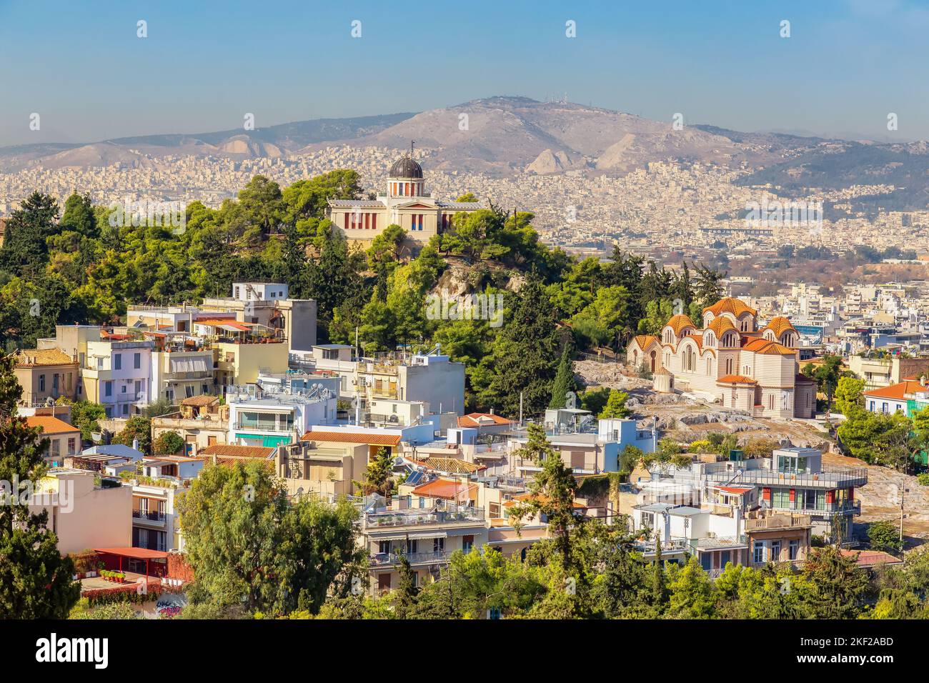 Maisons résidentielles dans une ville historique avec paysage urbain et montagnes. Areopagus Hill, Athènes, Grèce. Banque D'Images