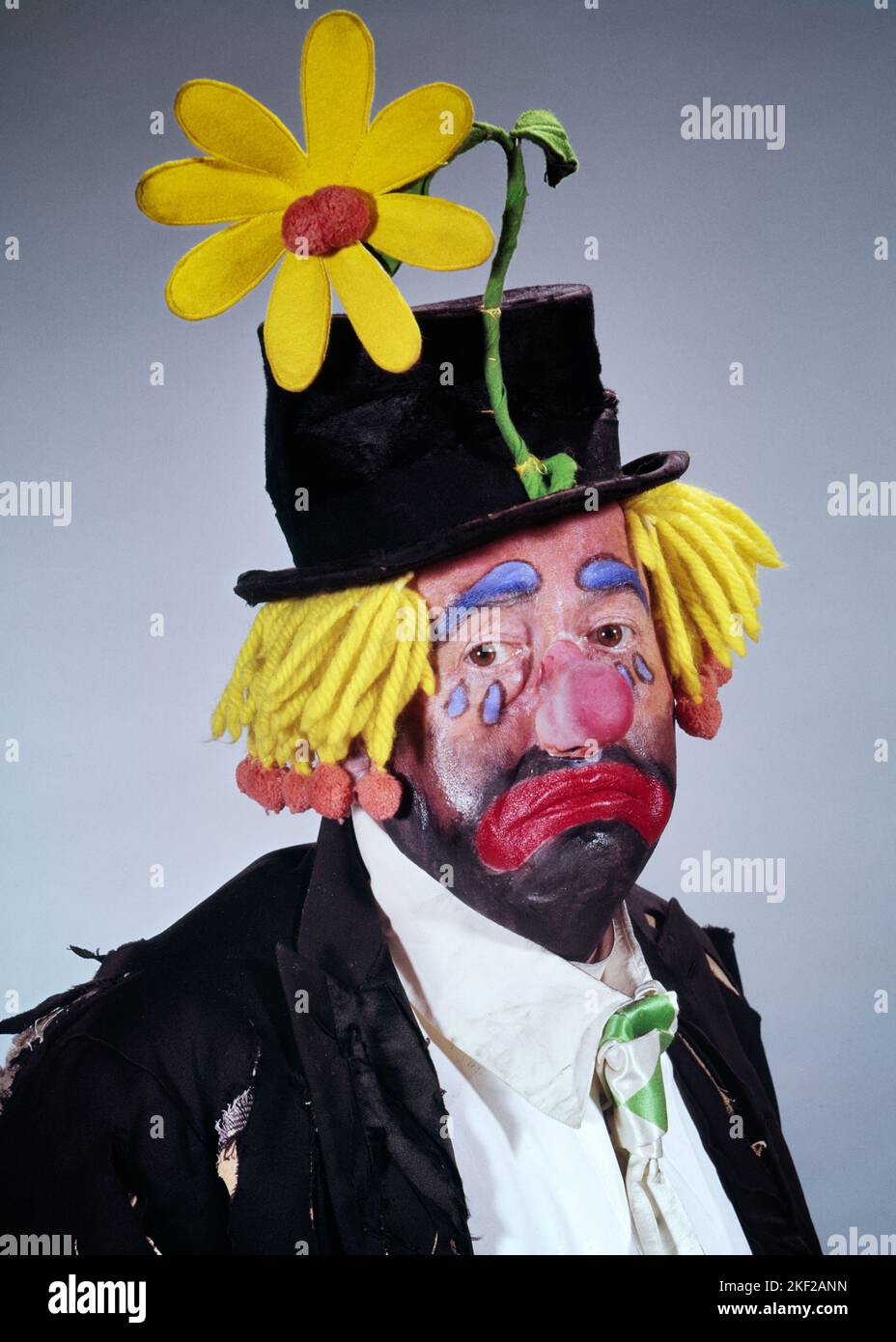 1960S PORTRAIT CLOWN STYLE HOBO PORT TOP CHAPEAU AVEC FIL JAUNE DAISY CHEVEUX SAD VISAGE PLEURS YEUX REGARDANT L'APPAREIL PHOTO - KC2878 HAR001 HARS COMMUNICATION COMIQUE SOUCI MYSTÈRE STYLE DE VIE STUDIO SHOT MOODY LARMES COPIE ESPACE PERSONNES SOINS PLEURER MÂLES DÉCHIRÉS DIVERTISSEMENT TROUBLÉ TRISTESSE CHAGRIN FILS CLOWNS OEIL CONTACT ARTS DE LA SCÈNE HUMORISTIQUE TÊTE ET ÉPAULES INTERPRÈTE MAKE UP COMIQUE BAWLING ENTERTAINER HUMEUR OCCUPATIONS SOBING CONCEPTUEL GLUM COMÉDIE ÉCHAPPER JESTER DÉCHIRÉE EN LAMBEAUX HOBO CRÉATIVITÉ EFFILOCHÉE MI-ADULTE MOYEN-ADULTE HOMME MISÉRABLE RAGÉ RAGÉ CHAPEAU DÉCHIRÉ MACAQUE DE RACE BLANCHE Banque D'Images